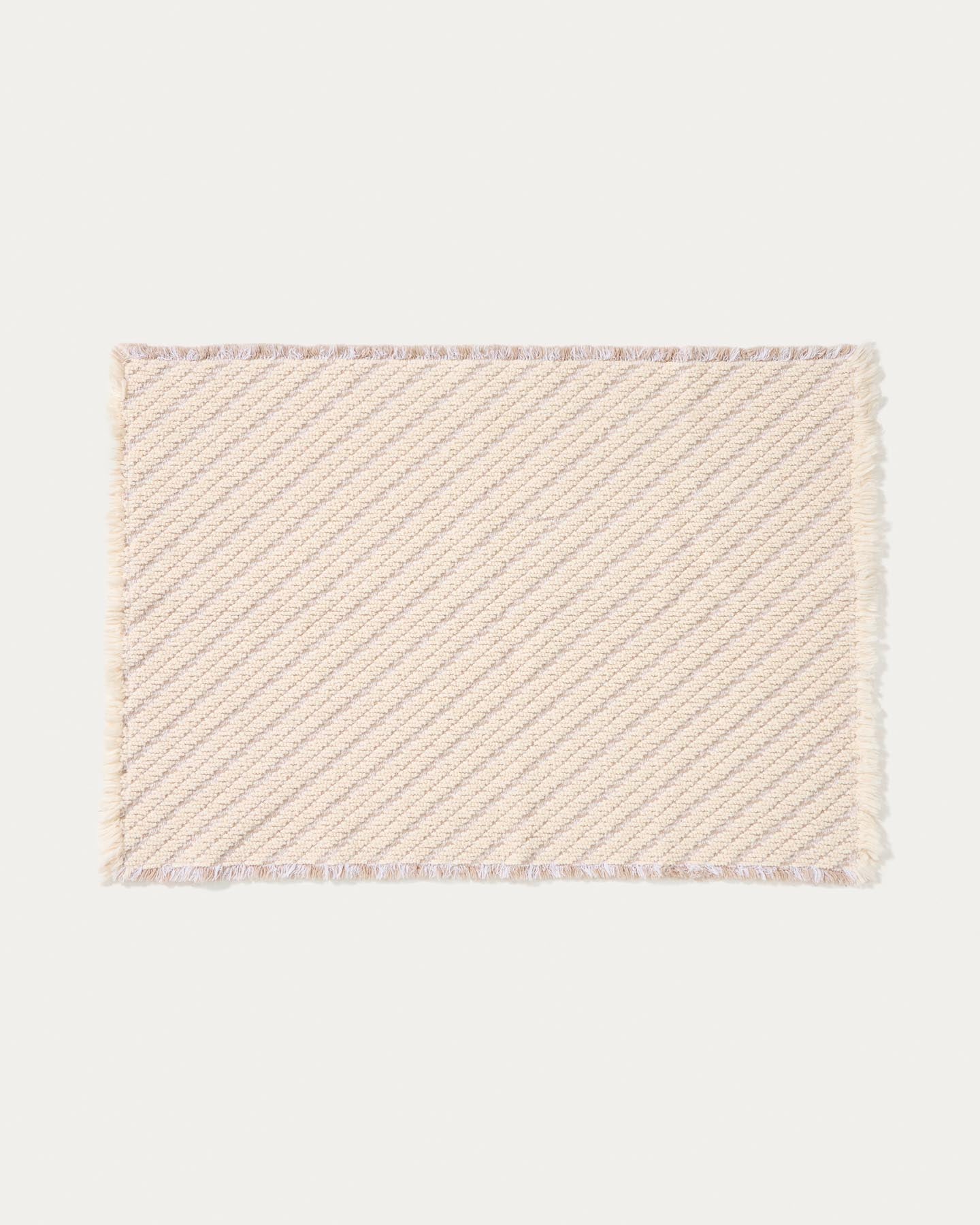 Badezimmermatte Janu aus 100% Baumwolle mit diagonaler Struktur in Ecru 50 x 70 cm in Hellbraun präsentiert im Onlineshop von KAQTU Design AG. Badematte ist von Kave Home