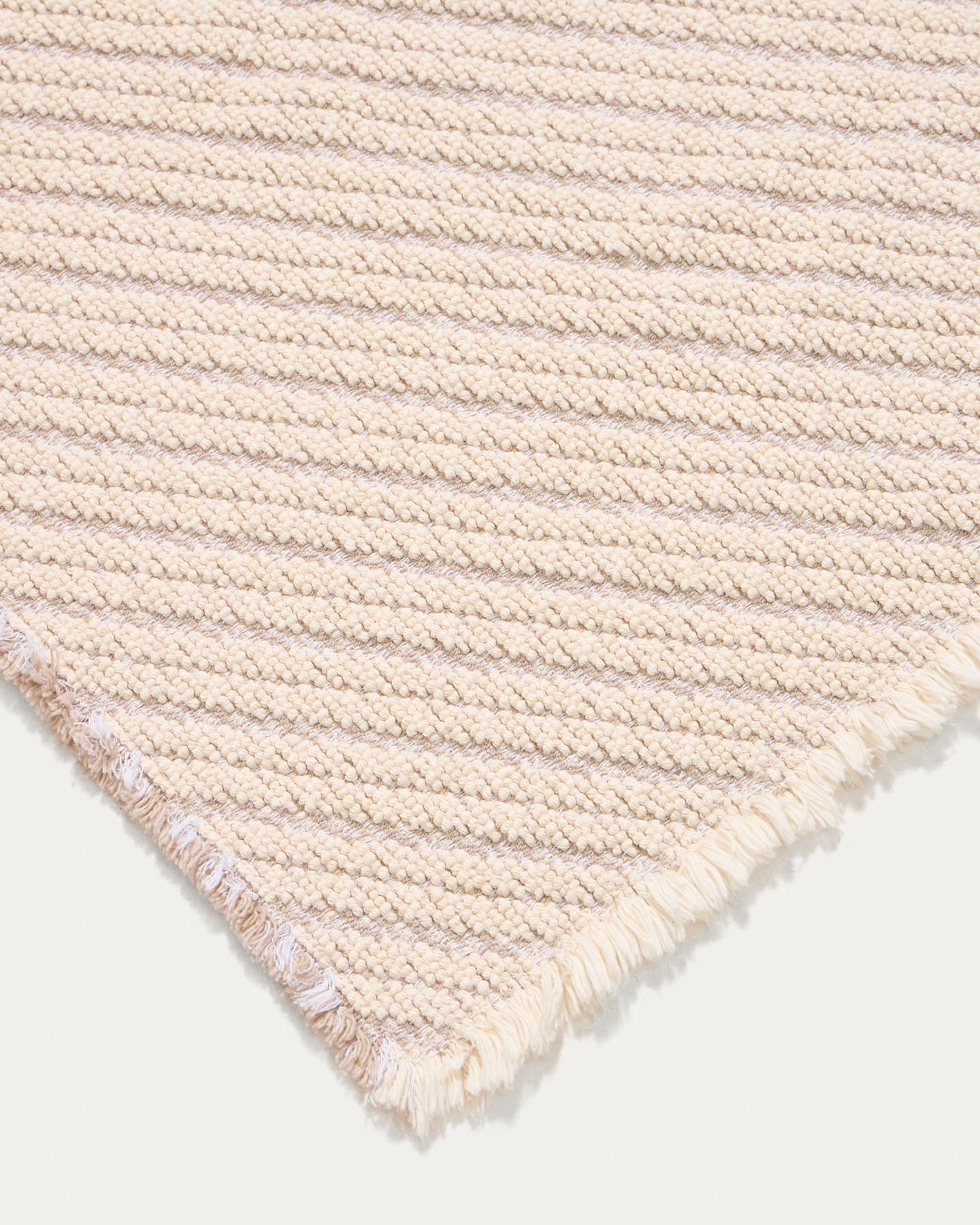 Badezimmermatte Janu aus 100% Baumwolle mit diagonaler Struktur in Ecru 50 x 70 cm in Hellbraun präsentiert im Onlineshop von KAQTU Design AG. Badematte ist von Kave Home