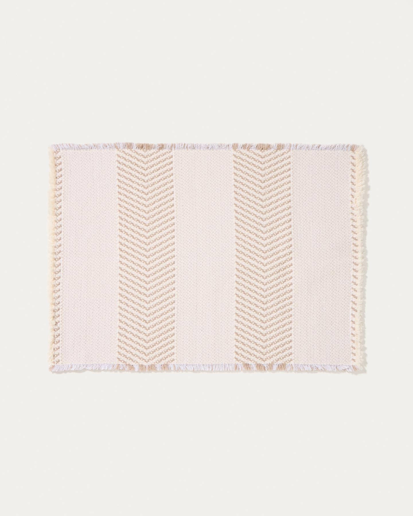 Badezimmermatte Bina aus 100% Baumwolle mit Jacquard-Struktur in Ecru 50 x 70 cm in Hellbraun präsentiert im Onlineshop von KAQTU Design AG. Badematte ist von Kave Home