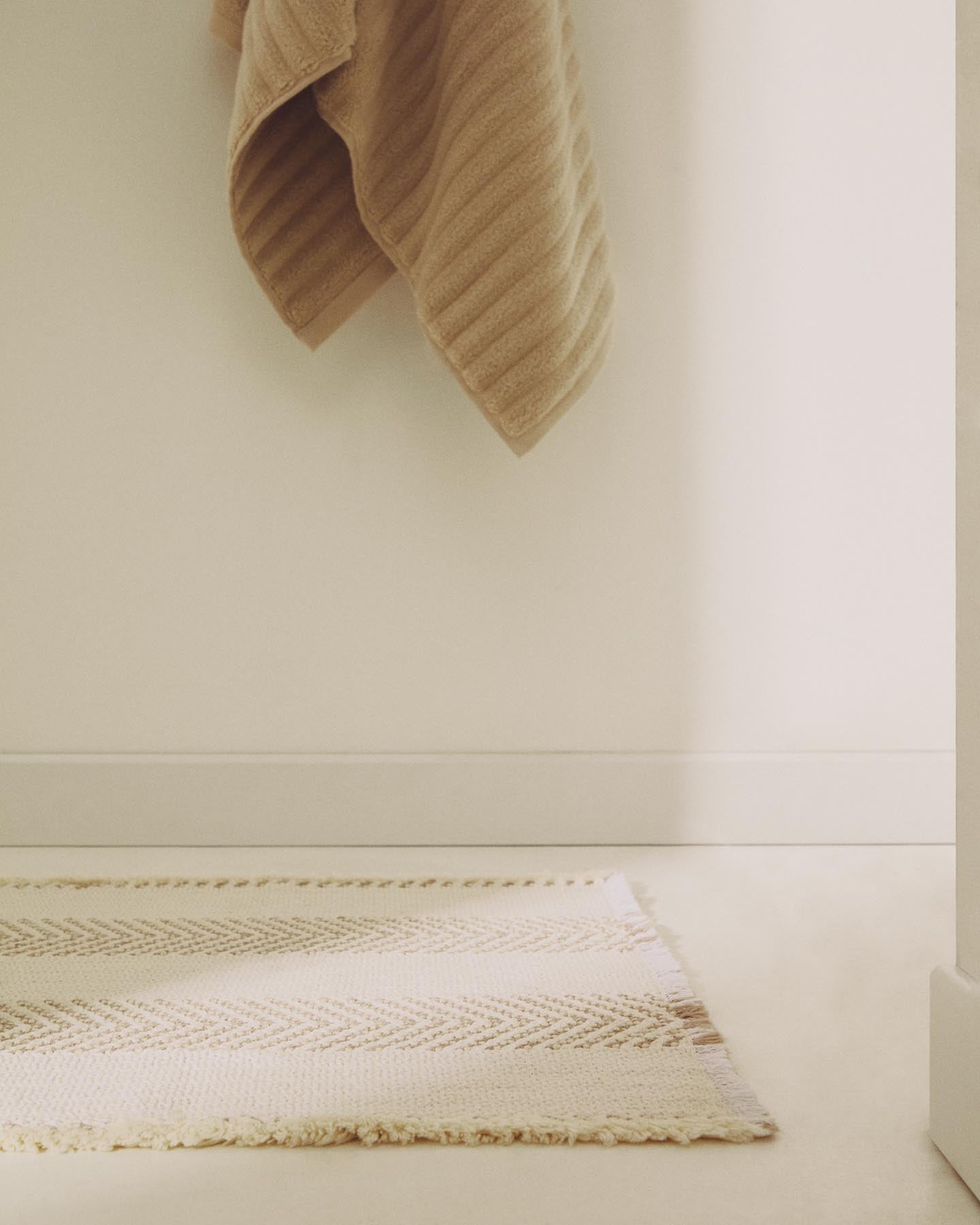 Badezimmermatte Bina aus 100% Baumwolle mit Jacquard-Struktur in Ecru 50 x 70 cm in Hellbraun präsentiert im Onlineshop von KAQTU Design AG. Badematte ist von Kave Home