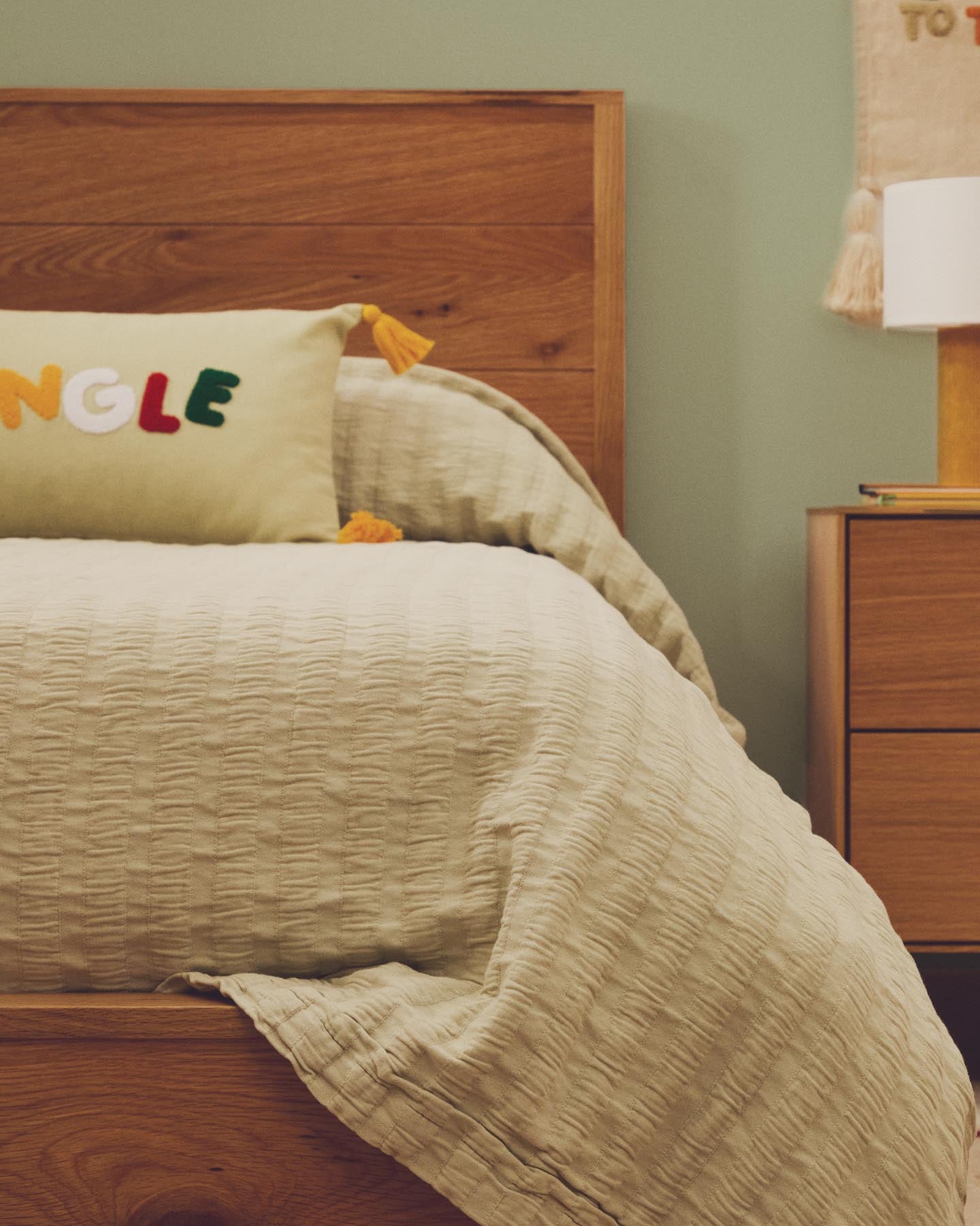 Tagesdecke Rilune aus 100 % Baumwolle mit Reliefstreifen in Hellgrün für Babybetten in Hellgrün präsentiert im Onlineshop von KAQTU Design AG. Wolldecke ist von Kave Home