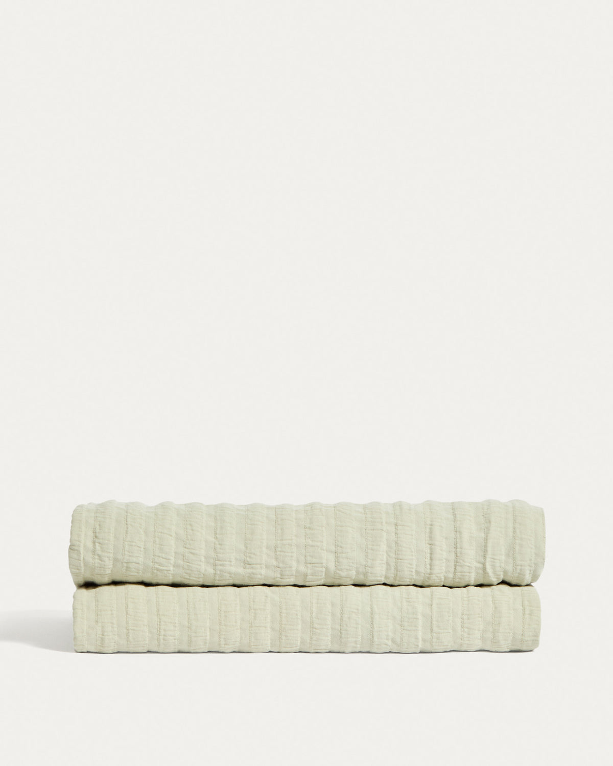 Tagesdecke Rilune aus 100 % Baumwolle mit Reliefstreifen in Hellgrün für 90 cm Betten in Hellgrün präsentiert im Onlineshop von KAQTU Design AG. Wolldecke ist von Kave Home