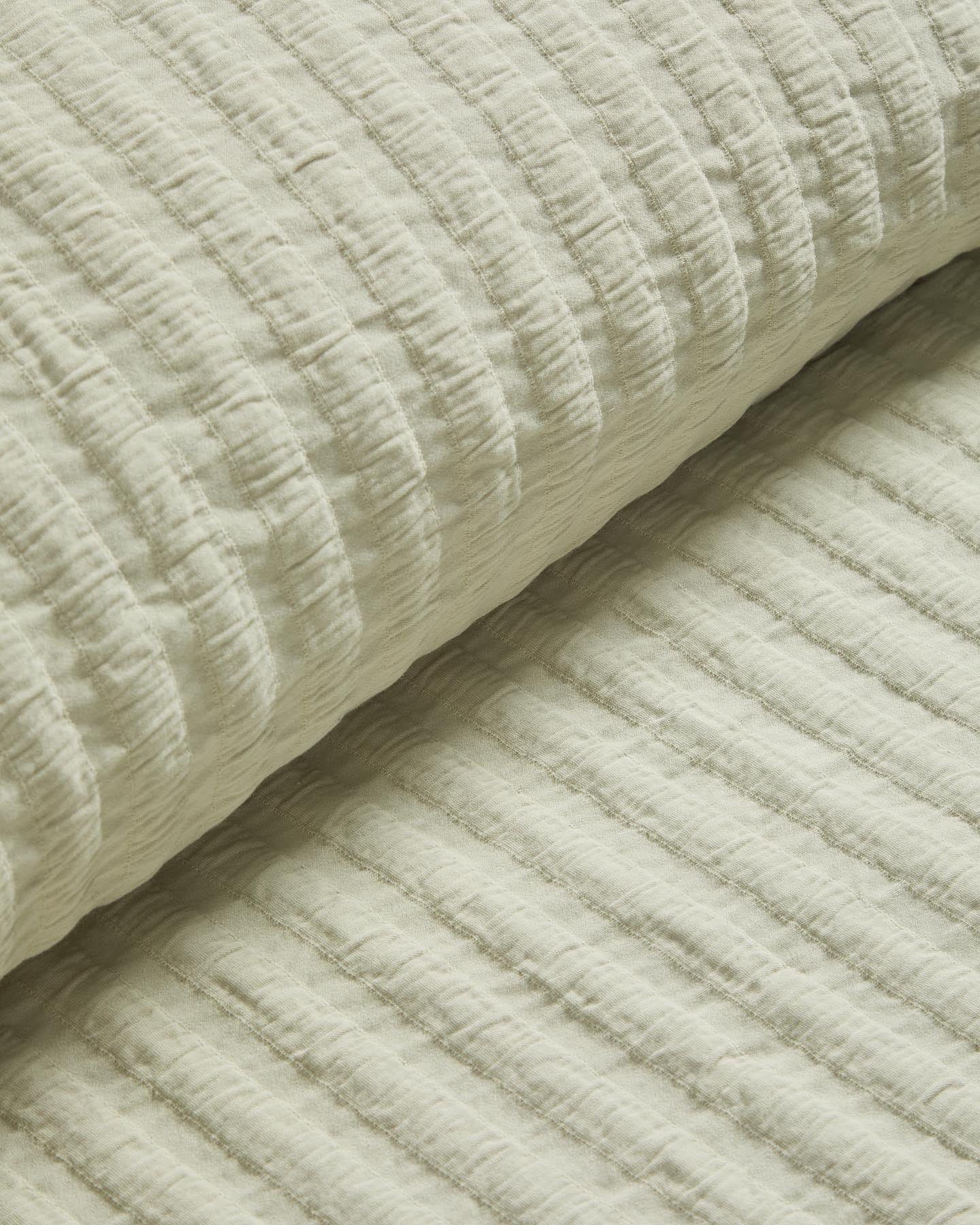 Tagesdecke Rilune aus 100 % Baumwolle mit Reliefstreifen in Hellgrün für 90 cm Betten in Hellgrün präsentiert im Onlineshop von KAQTU Design AG. Wolldecke ist von Kave Home