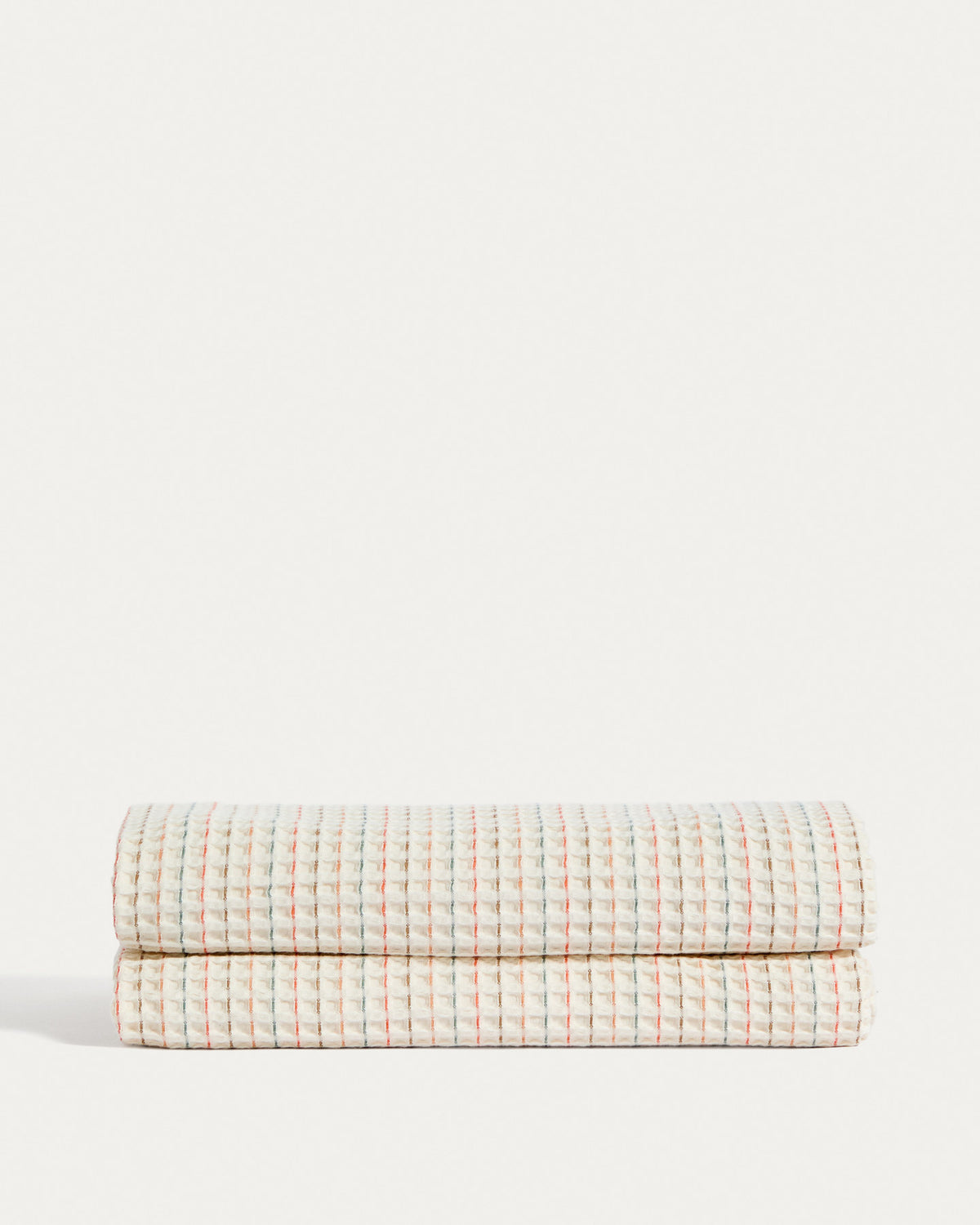 Tagesdecke Wufy aus 100 % Baumwoll-Waffelpiqué mit bunten Streifen für Babybetten in Mehrfarbig präsentiert im Onlineshop von KAQTU Design AG. Wolldecke ist von Kave Home