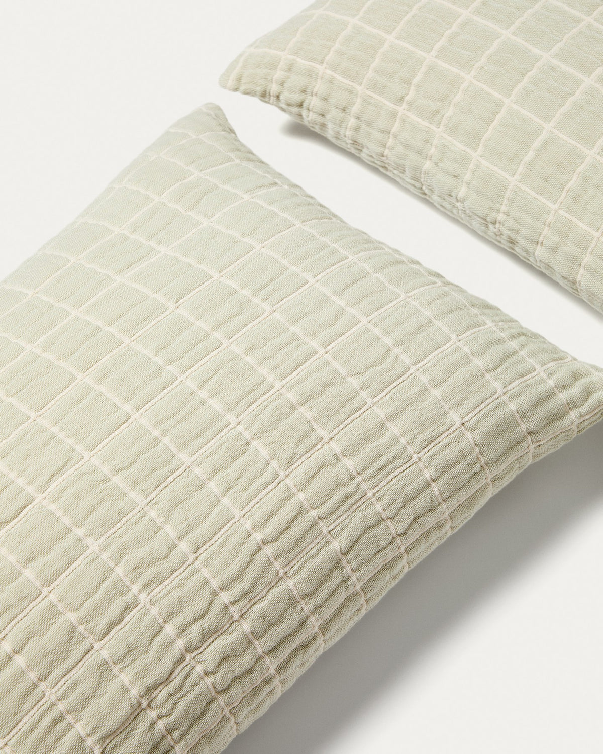 Zwei Kissenbezüge aus 100 % Baumwolle in Hellgrün mit zweifarbigem Jacquard-Karomuster, rechteckige Form, für Kinderzimmer.