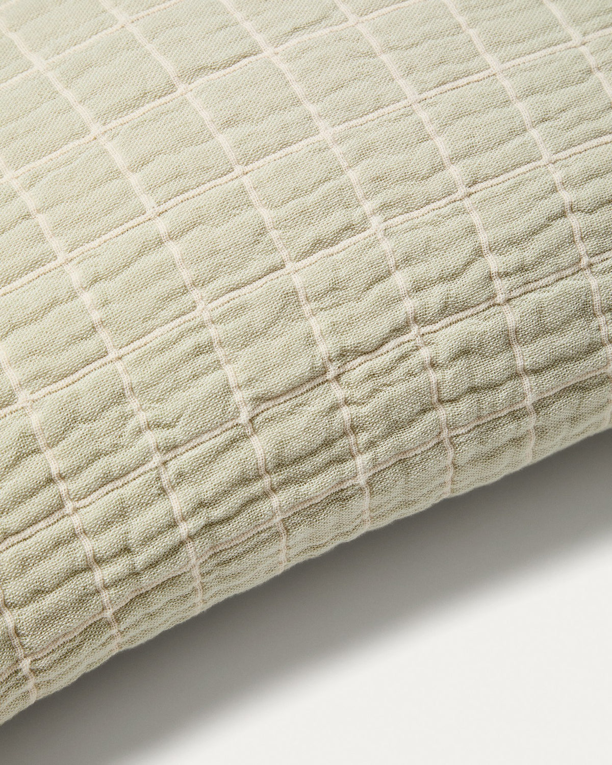 Zwei Kissenbezüge aus 100 % Baumwolle in Hellgrün mit zweifarbigem Jacquard-Karomuster, rechteckige Form, für Kinderzimmer.
