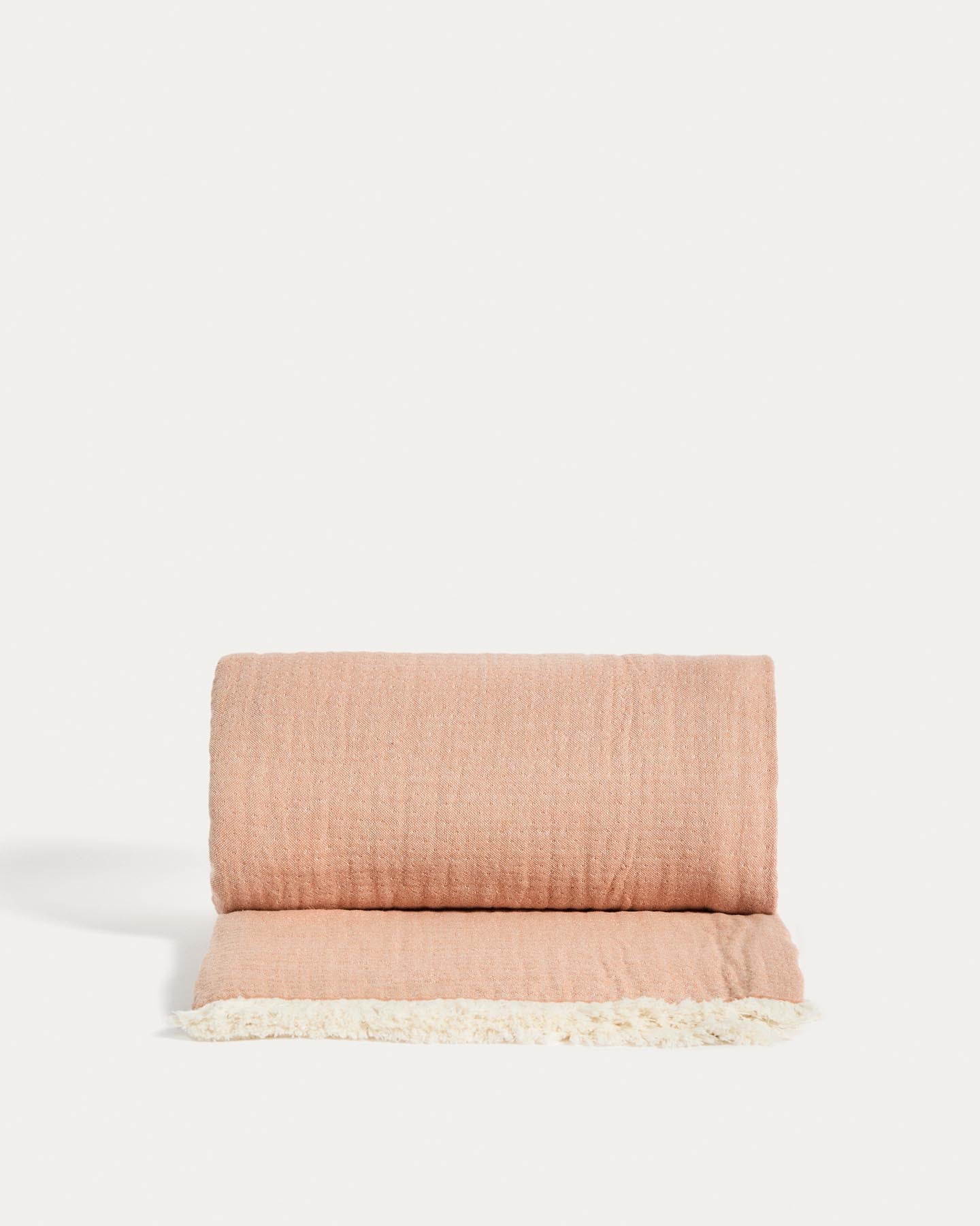 Decke Nafine aus 100 % Baumwollgaze mit zweifarbigen Fransen 130 x 170 cm in Mehrfarbig präsentiert im Onlineshop von KAQTU Design AG. Wolldecke ist von Kave Home