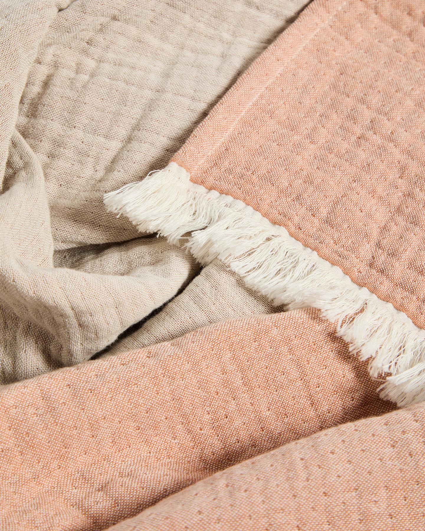 Decke Nafine aus 100 % Baumwollgaze mit zweifarbigen Fransen 130 x 170 cm in Mehrfarbig präsentiert im Onlineshop von KAQTU Design AG. Wolldecke ist von Kave Home