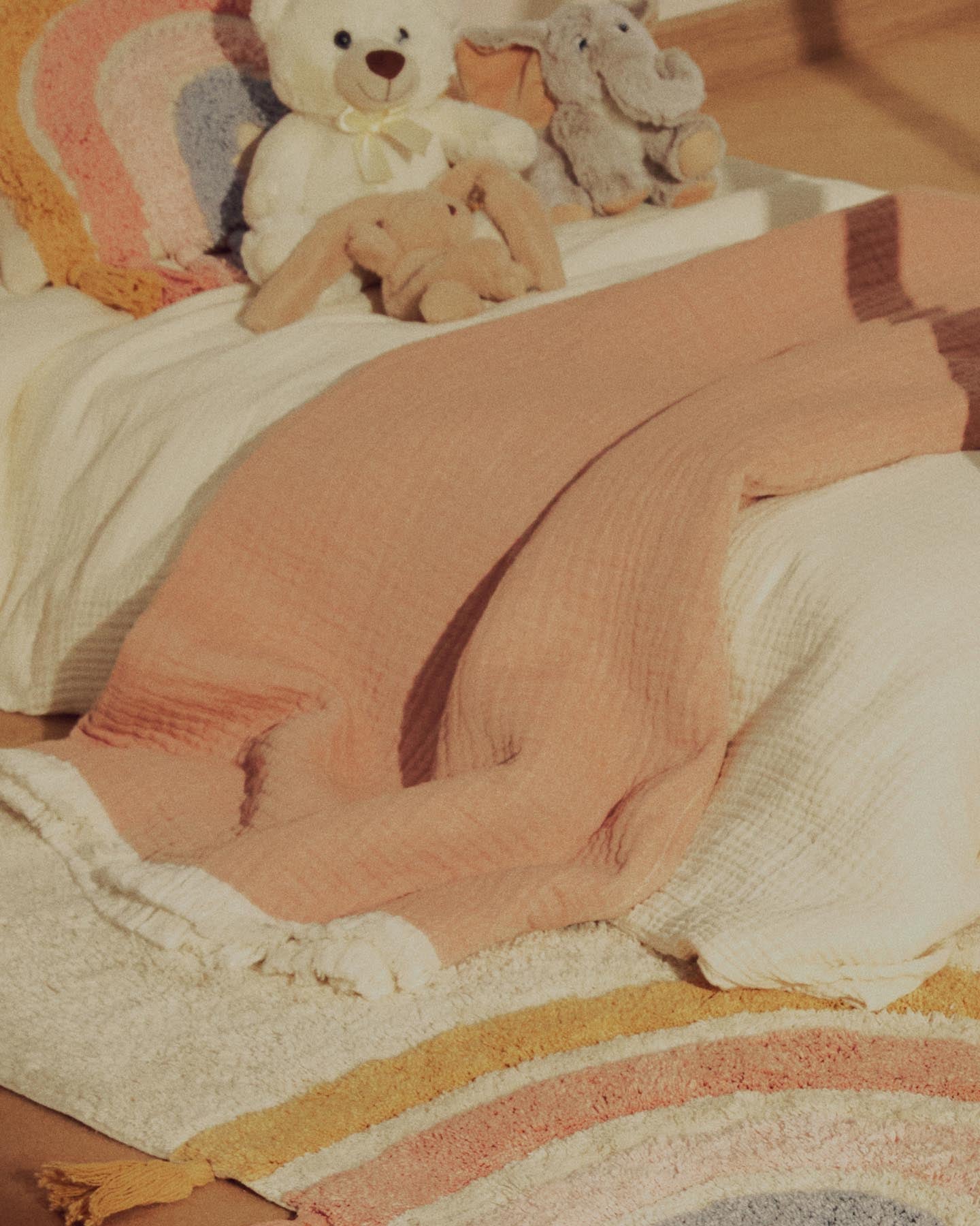 Decke Nafine aus 100 % Baumwollgaze mit zweifarbigen Fransen 130 x 170 cm in Mehrfarbig präsentiert im Onlineshop von KAQTU Design AG. Wolldecke ist von Kave Home