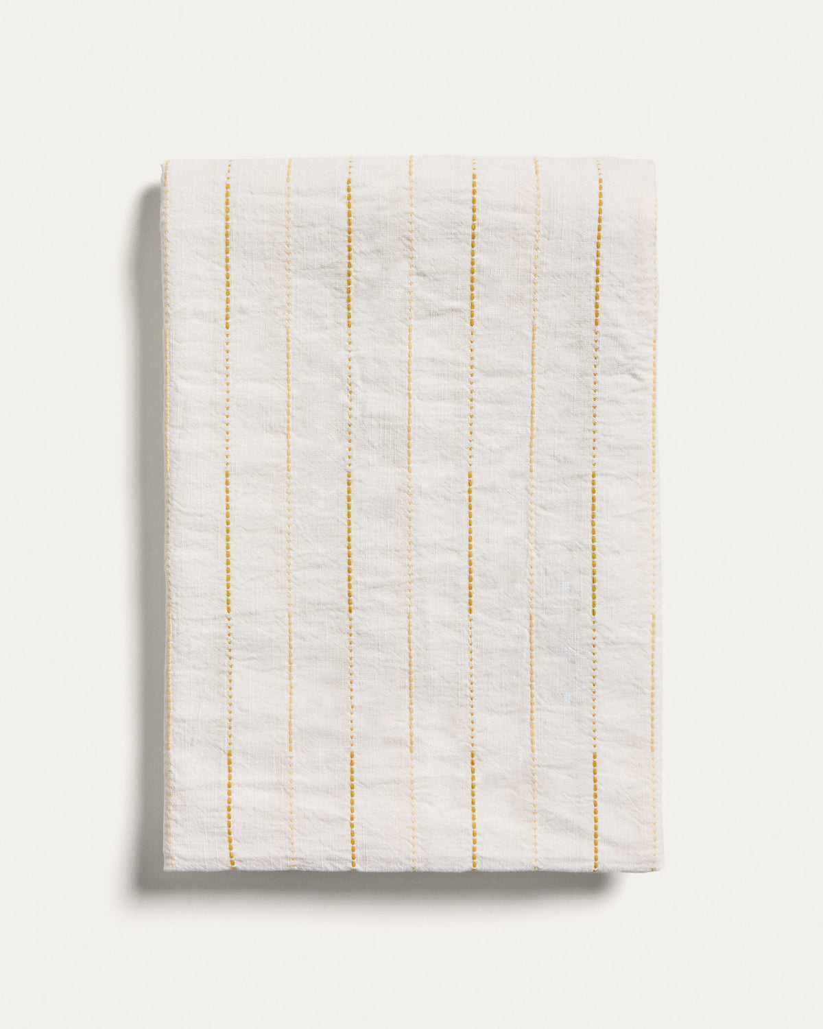 Tischdecke Anila aus Baumwolljacquard in Gelb, 170 x 170 cm in Weiss präsentiert im Onlineshop von KAQTU Design AG. Tischdecke ist von Kave Home