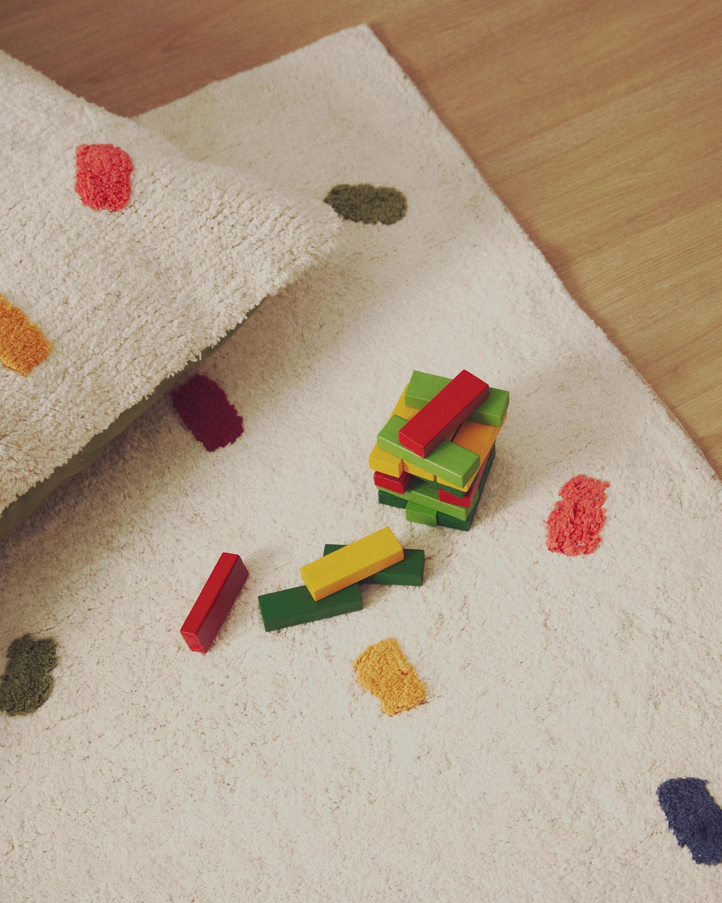 Teppich Epifania aus 100 % Baumwolle in Weiß mit bunten Punkten 150 x 200 cm in Weiß präsentiert im Onlineshop von KAQTU Design AG. Teppich ist von Kave Home