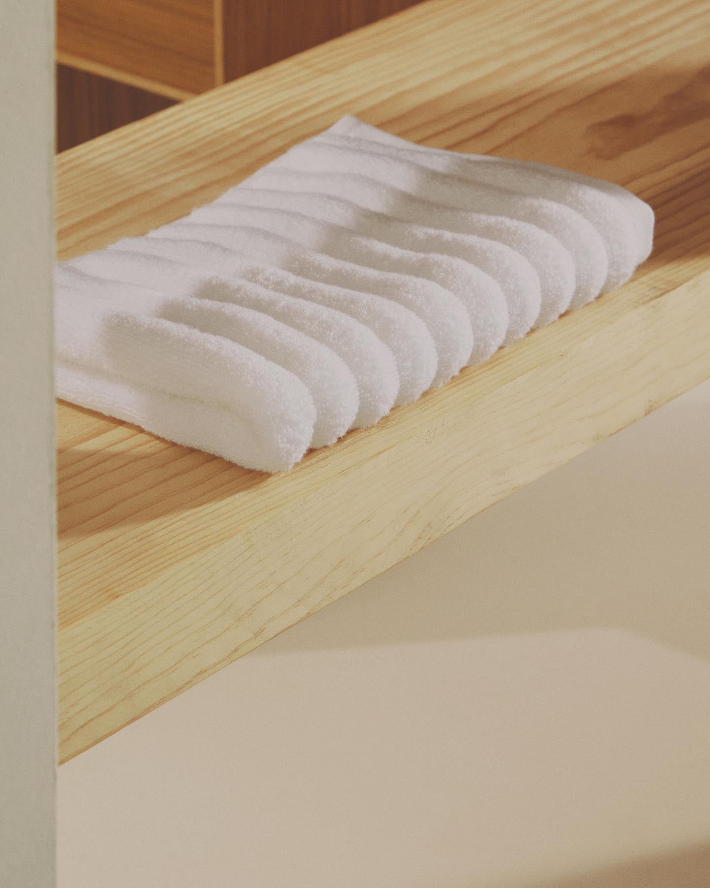 Handtuch Navira aus 100 % Baumwolle, weiß, 50 x 90 cm in Weiß präsentiert im Onlineshop von KAQTU Design AG. Handtuch ist von Kave Home