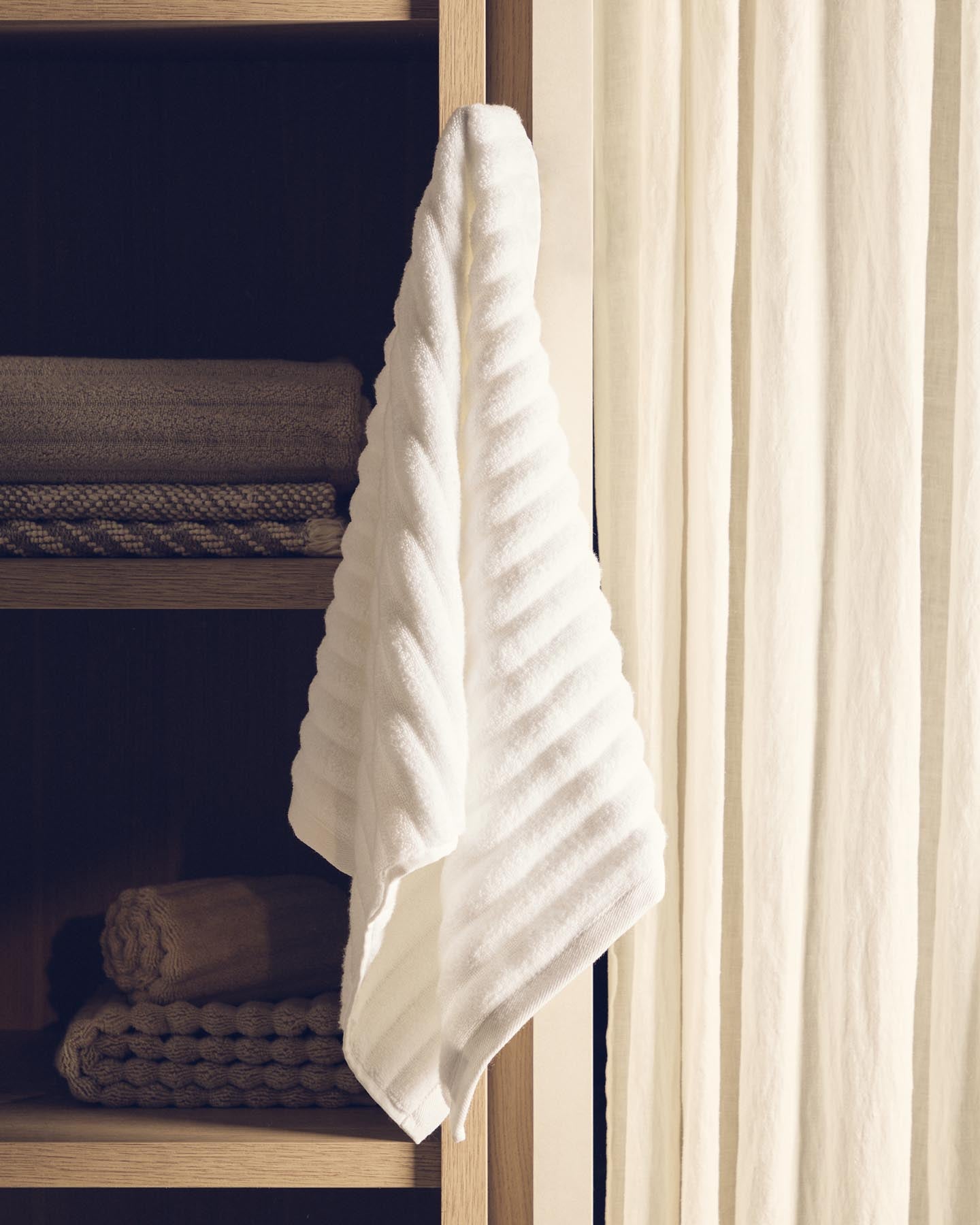 Handtuch Navira aus 100 % Baumwolle, weiß, 50 x 90 cm in Weiß präsentiert im Onlineshop von KAQTU Design AG. Handtuch ist von Kave Home