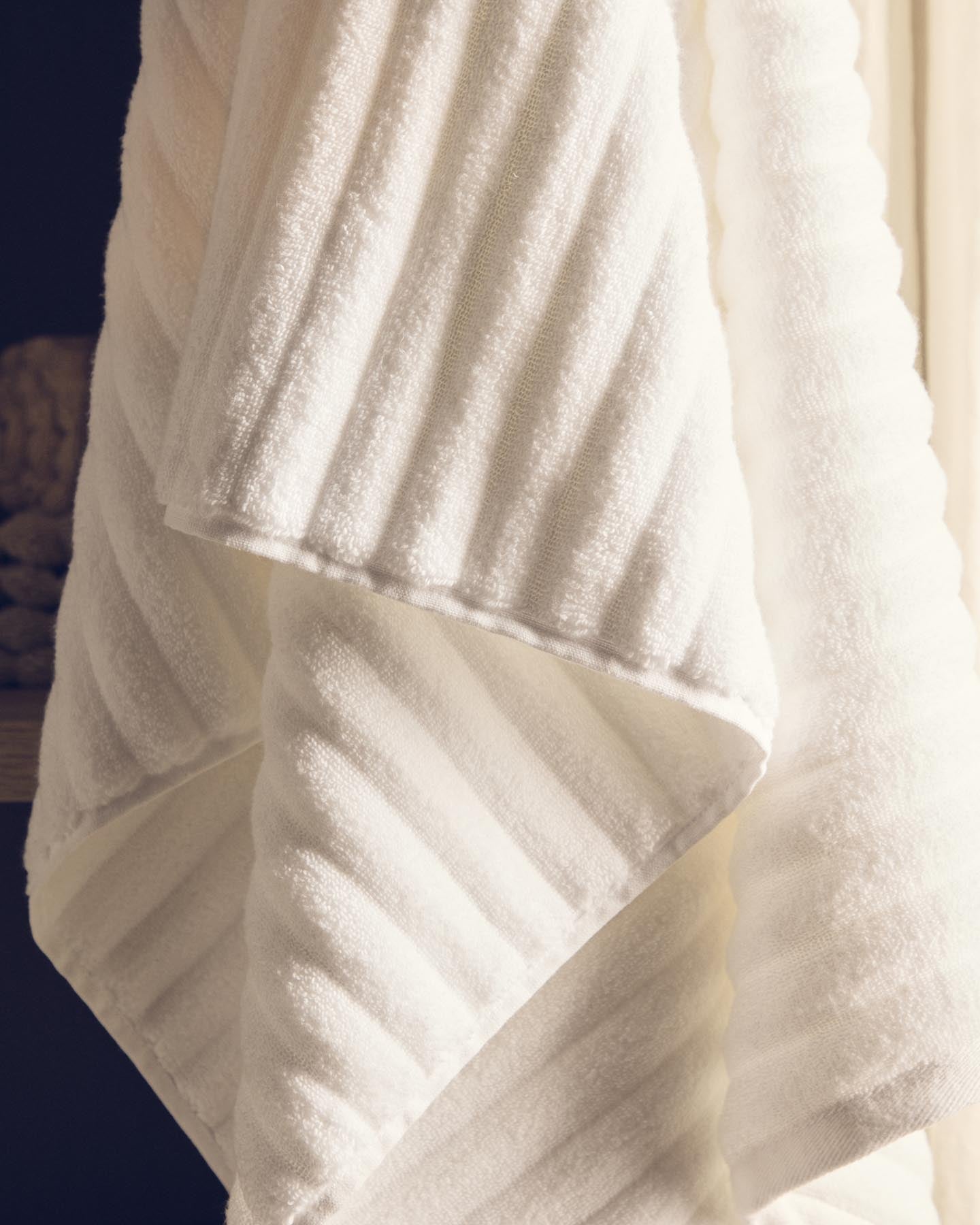 Badetuch Navira aus 100 % Baumwolle, weiß, 70 X 140 cm in Weiß präsentiert im Onlineshop von KAQTU Design AG. Badetuch ist von Kave Home