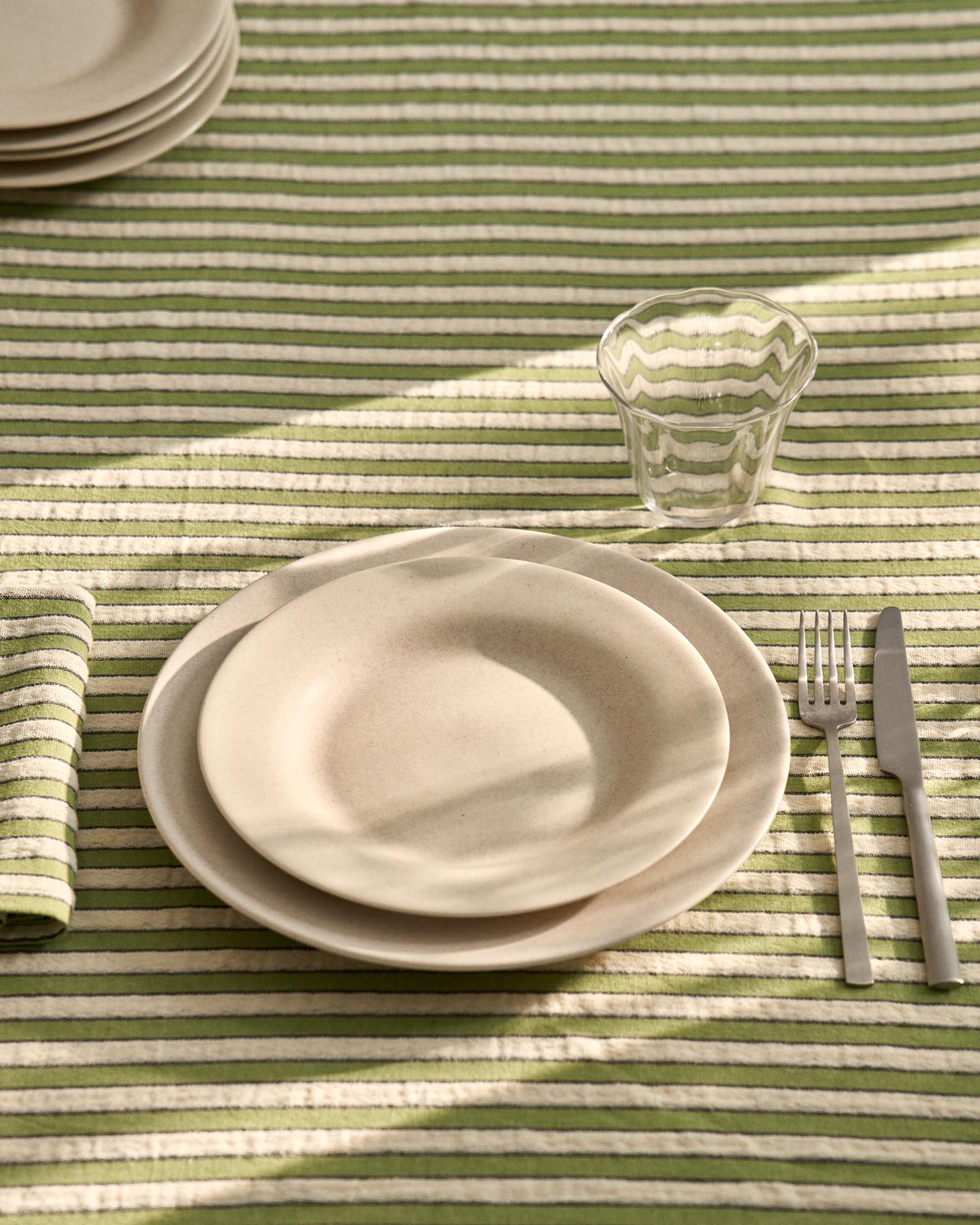 Set Ulena mit 2 einzelnen Tischdecken aus 100 % Baumwolle mit grünen Streifen, 35 x 50 cm in Grün präsentiert im Onlineshop von KAQTU Design AG. Tischset ist von Kave Home