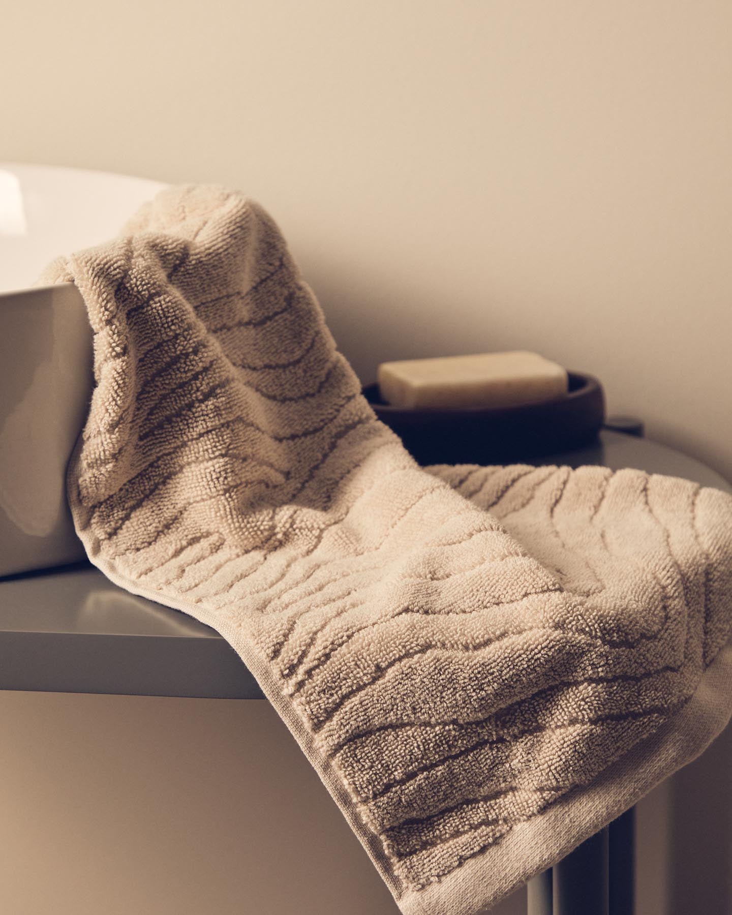 Toilettenhandtuch Dalira aus 100 % Baumwolle mit Jacquard-Zebramuster, beige, 30 x 50 cm in Beige präsentiert im Onlineshop von KAQTU Design AG. Handtuch ist von Kave Home