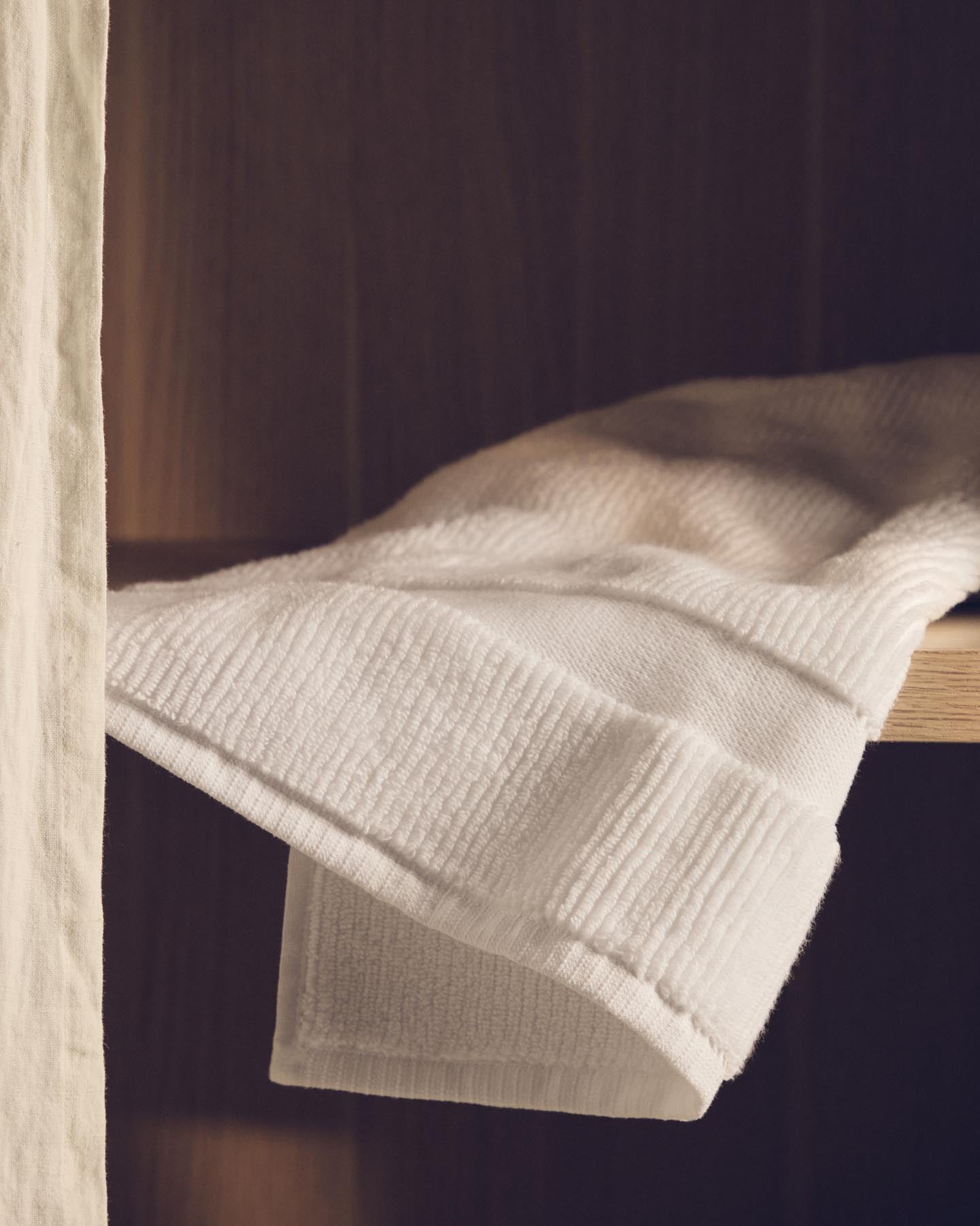 Toilettenhandtuch Olvira aus 100 % Baumwolle mit Jacquard-Muster, weiss, 30 x 50 cm in Weiss präsentiert im Onlineshop von KAQTU Design AG. Handtuch ist von Kave Home