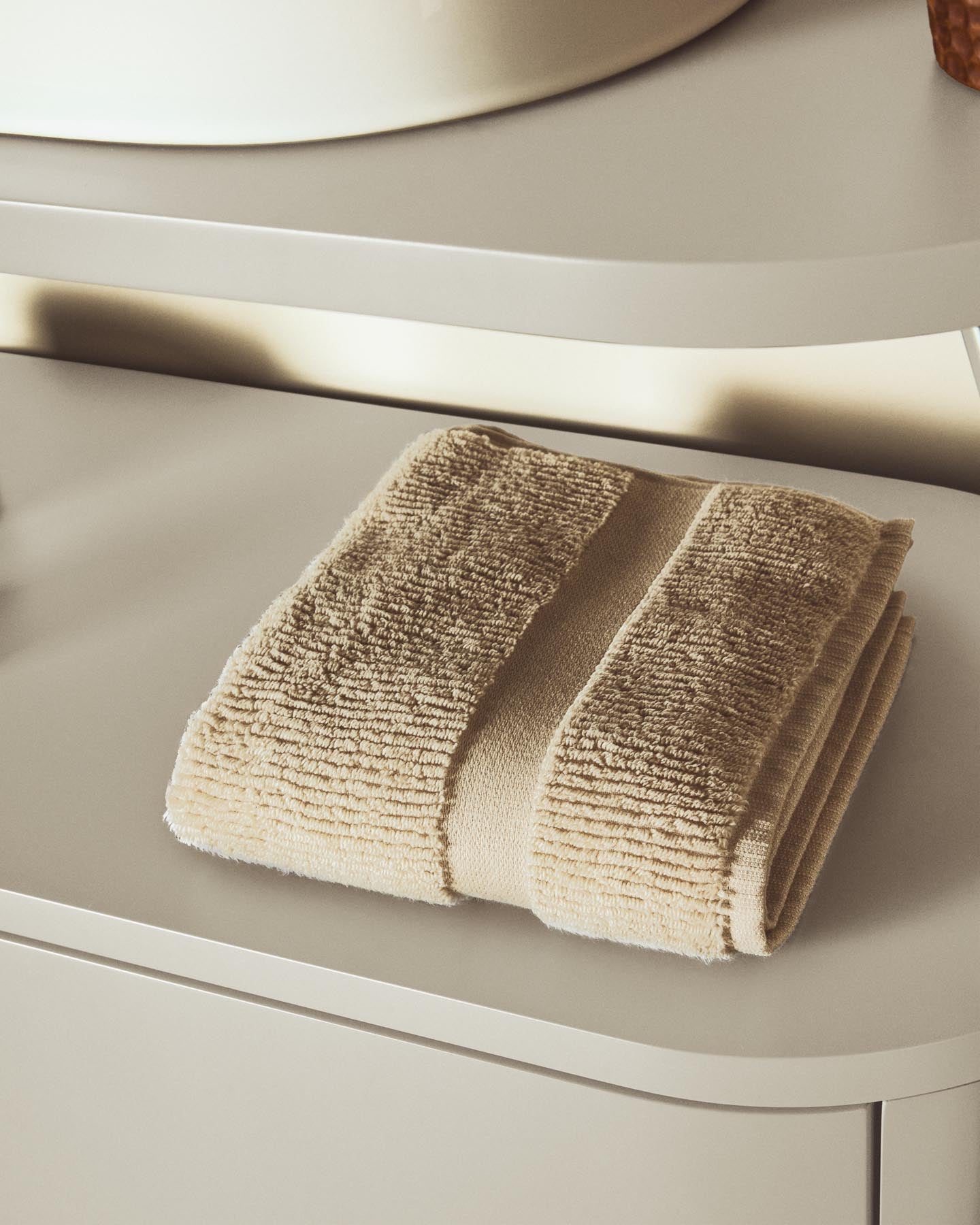 Toilettenhandtuch Olvira aus 100 % Baumwolle mit Jacquard-Muster, beige, 30 x 50 cm in Beige präsentiert im Onlineshop von KAQTU Design AG. Handtuch ist von Kave Home