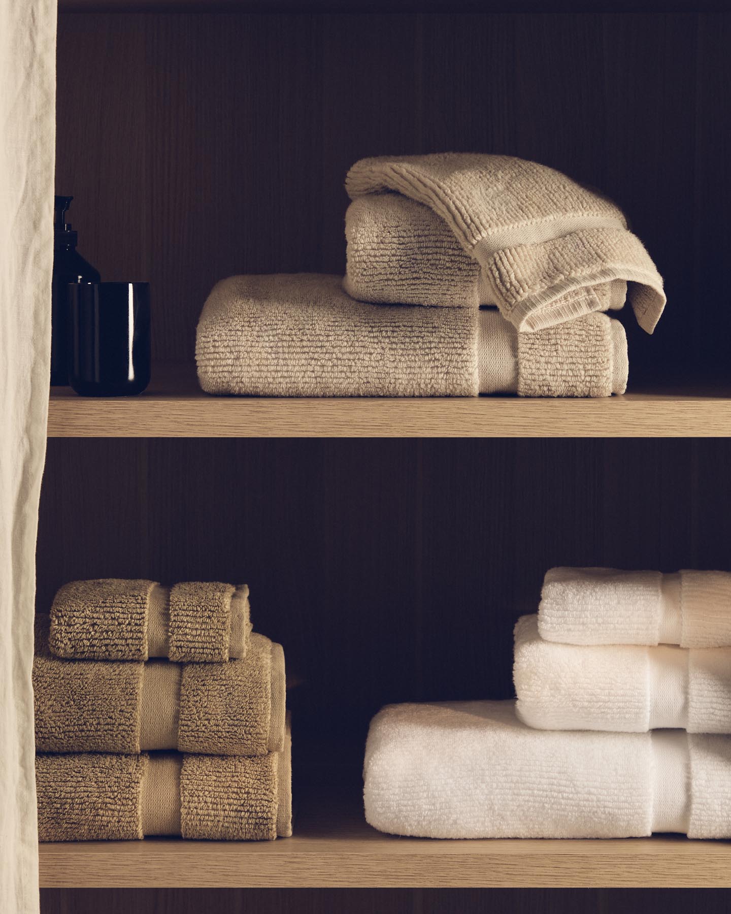 Toilettenhandtuch Olvira aus 100 % Baumwolle mit Jacquard-Muster, dunkelgrün, 30 x 50 cm in Dunkelgrün präsentiert im Onlineshop von KAQTU Design AG. Handtuch ist von Kave Home