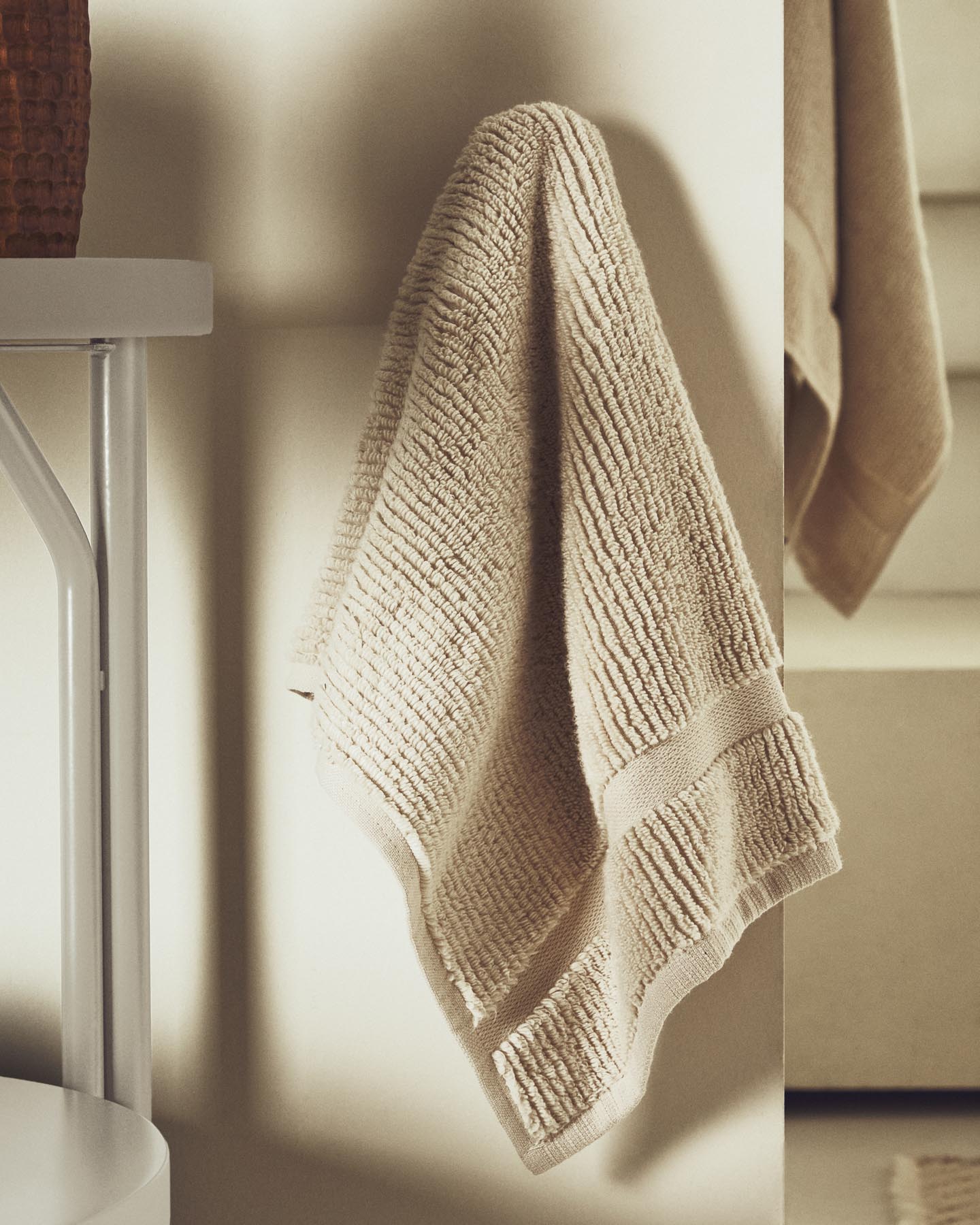 Handtuch Olvira aus 100 % Baumwolle mit Jacquard-Muster, beige, 50 x 90 cm in Beige präsentiert im Onlineshop von KAQTU Design AG. Handtuch ist von Kave Home