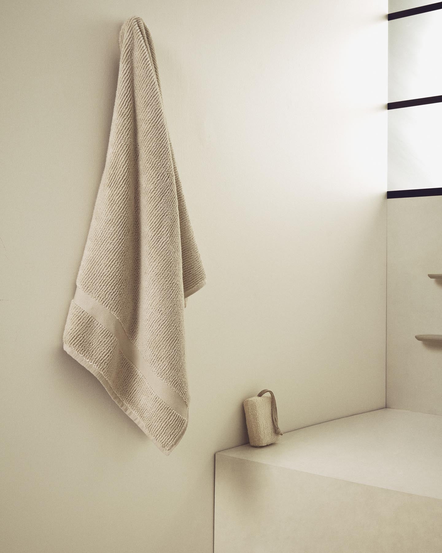Badetuch Olvira aus 100 % Baumwolle mit Jacquard-Muster, beige, 70 x 140 cm in Beige präsentiert im Onlineshop von KAQTU Design AG. Handtuch ist von Kave Home