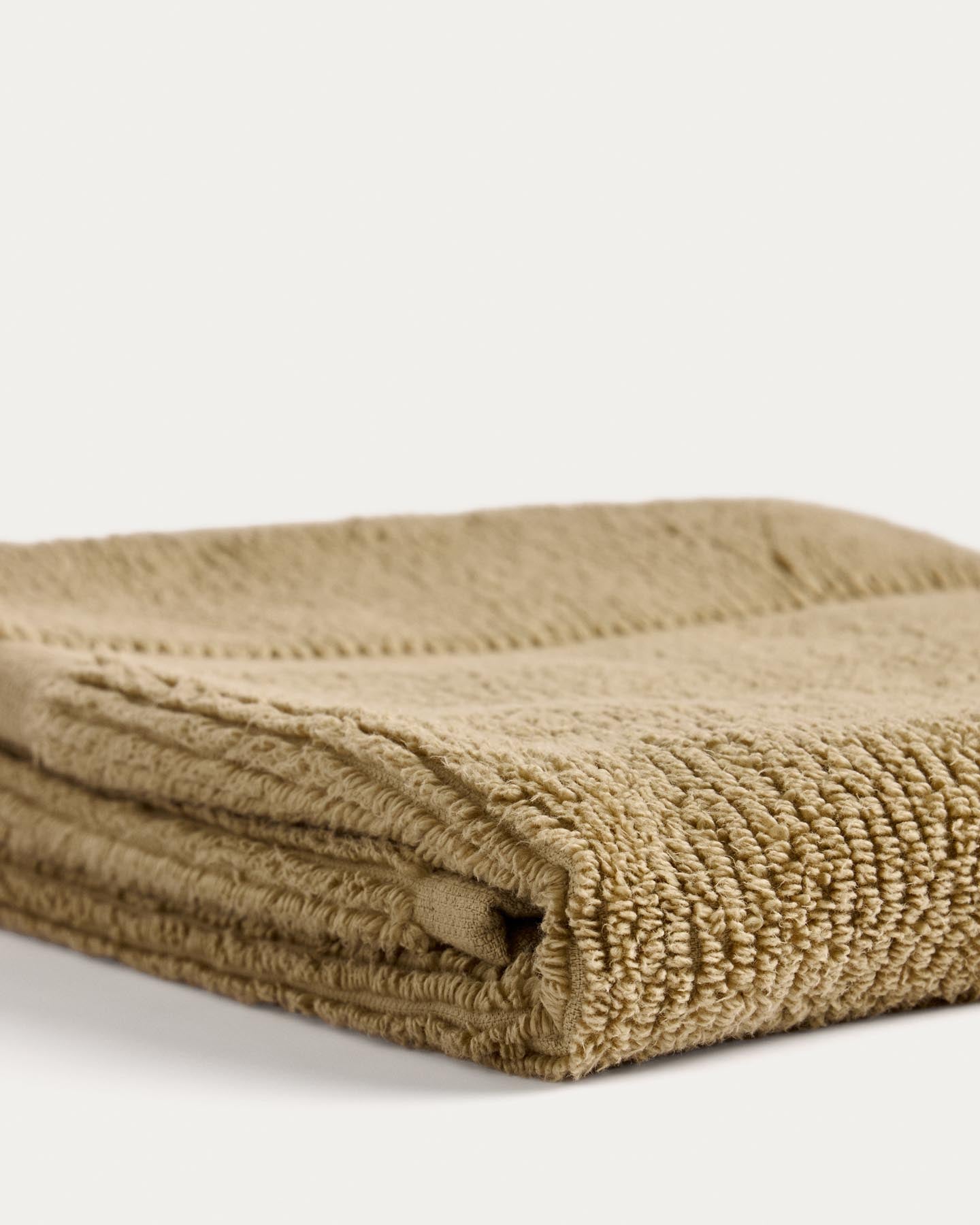 Badetuch Olvira aus 100 % Baumwolle mit Jacquard-Bordüre, dunkelgrün, 70 x 140 cm in Dunkelgrün präsentiert im Onlineshop von KAQTU Design AG. Badetuch ist von Kave Home