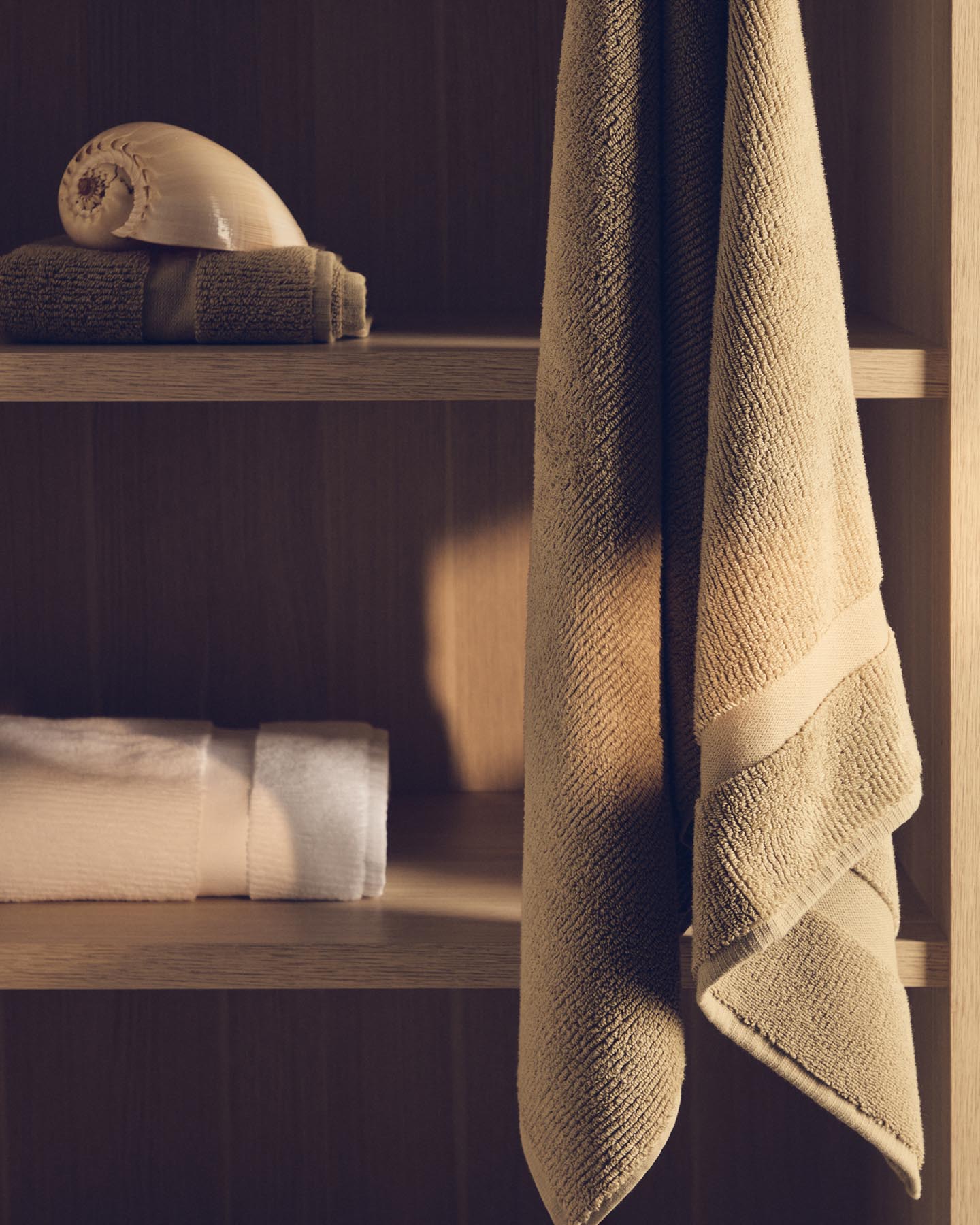 Badetuch Olvira aus 100 % Baumwolle mit Jacquard-Bordüre, dunkelgrün, 70 x 140 cm in Dunkelgrün präsentiert im Onlineshop von KAQTU Design AG. Badetuch ist von Kave Home