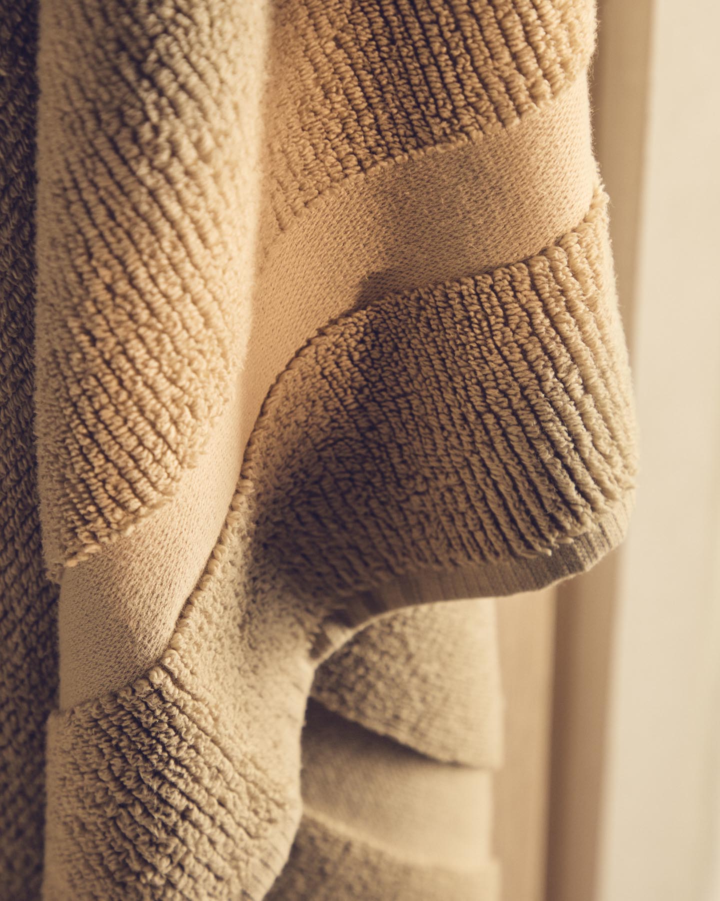 Badetuch Olvira aus 100 % Baumwolle mit Jacquard-Bordüre, dunkelgrün, 70 x 140 cm in Dunkelgrün präsentiert im Onlineshop von KAQTU Design AG. Badetuch ist von Kave Home