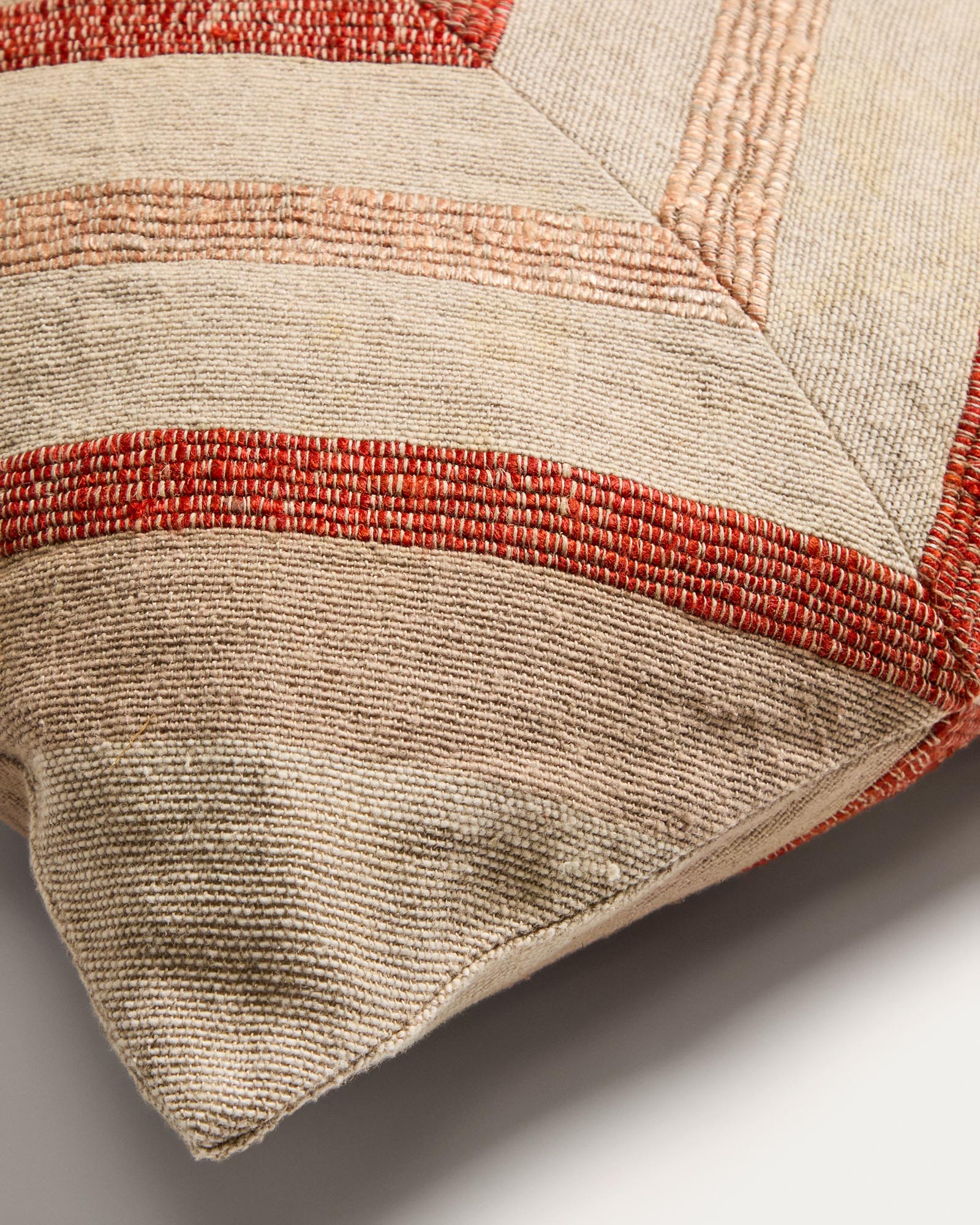 Eleganter Kissenbezug Taraia in warmen Terracotta- und Beigetönen, aus Baumwolle und Viskose, 45 x 45 cm, ideal für stilvolle Wohnräume.
