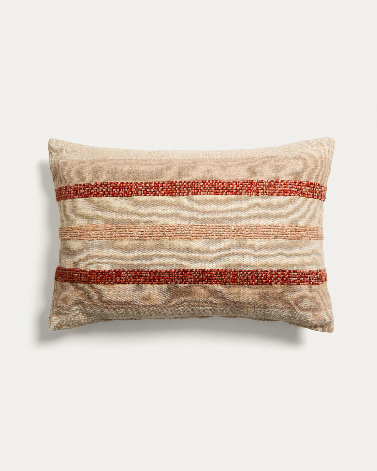 Kissenbezug Taraia aus Baumwolle und Viskose in Terracotta und Beige 40 x 60 cm in Beige präsentiert im Onlineshop von KAQTU Design AG. Deko Kissenbezug ist von Kave Home