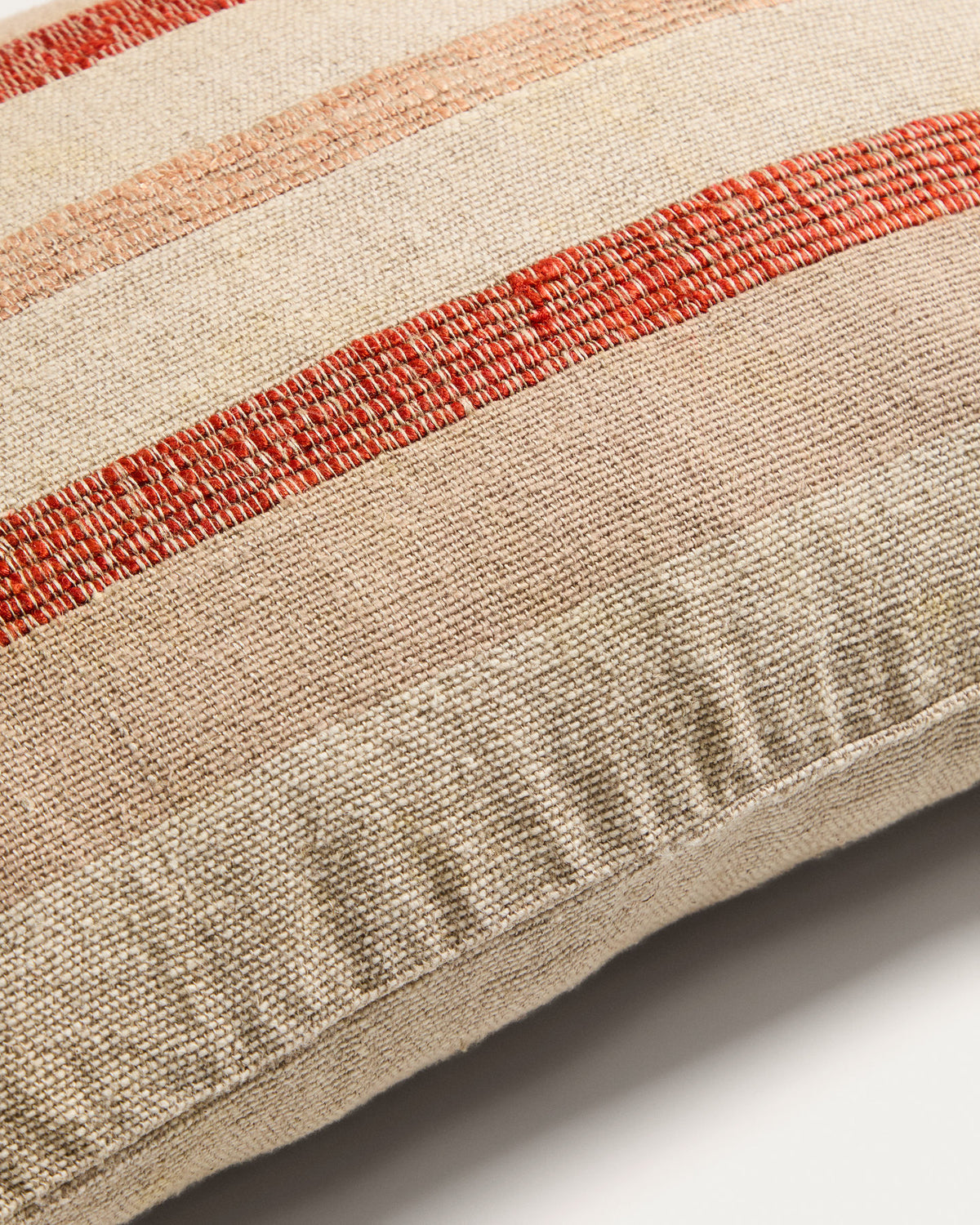 Kissenbezug Taraia aus Baumwolle und Viskose in Terracotta und Beige 40 x 60 cm in Beige präsentiert im Onlineshop von KAQTU Design AG. Deko Kissenbezug ist von Kave Home