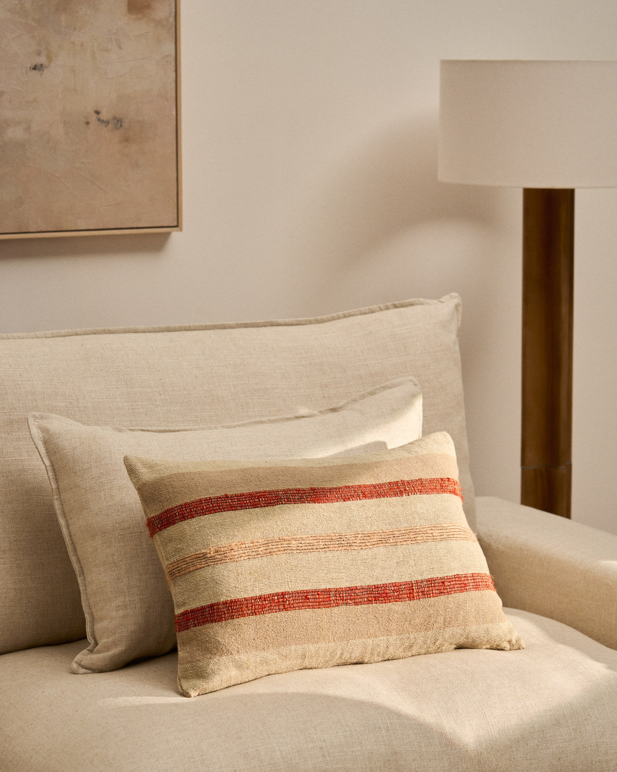 Kissenbezug Taraia aus Baumwolle und Viskose in Terracotta und Beige 40 x 60 cm in Beige präsentiert im Onlineshop von KAQTU Design AG. Deko Kissenbezug ist von Kave Home