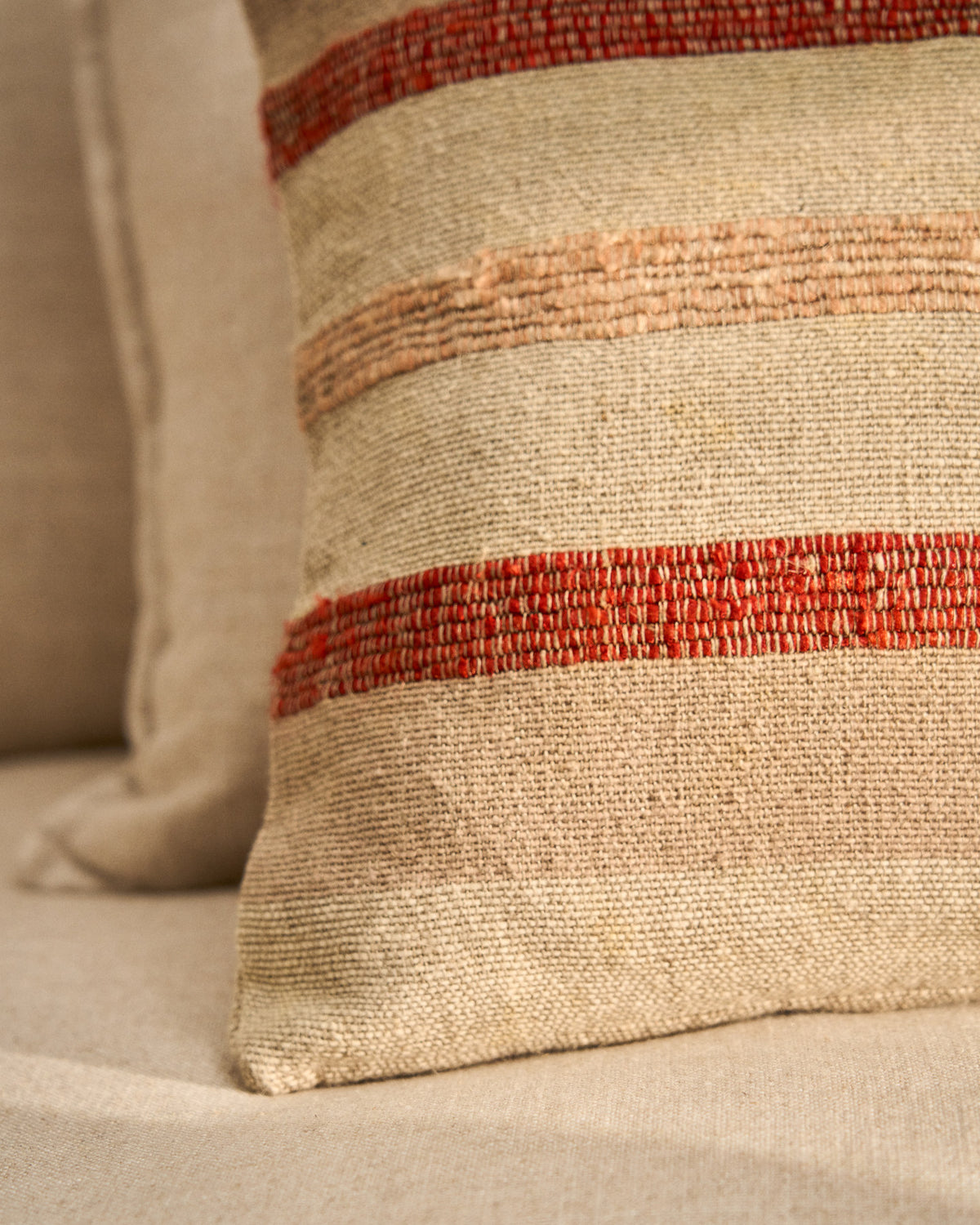 Kissenbezug Taraia aus Baumwolle und Viskose in Terracotta und Beige 40 x 60 cm in Beige präsentiert im Onlineshop von KAQTU Design AG. Deko Kissenbezug ist von Kave Home