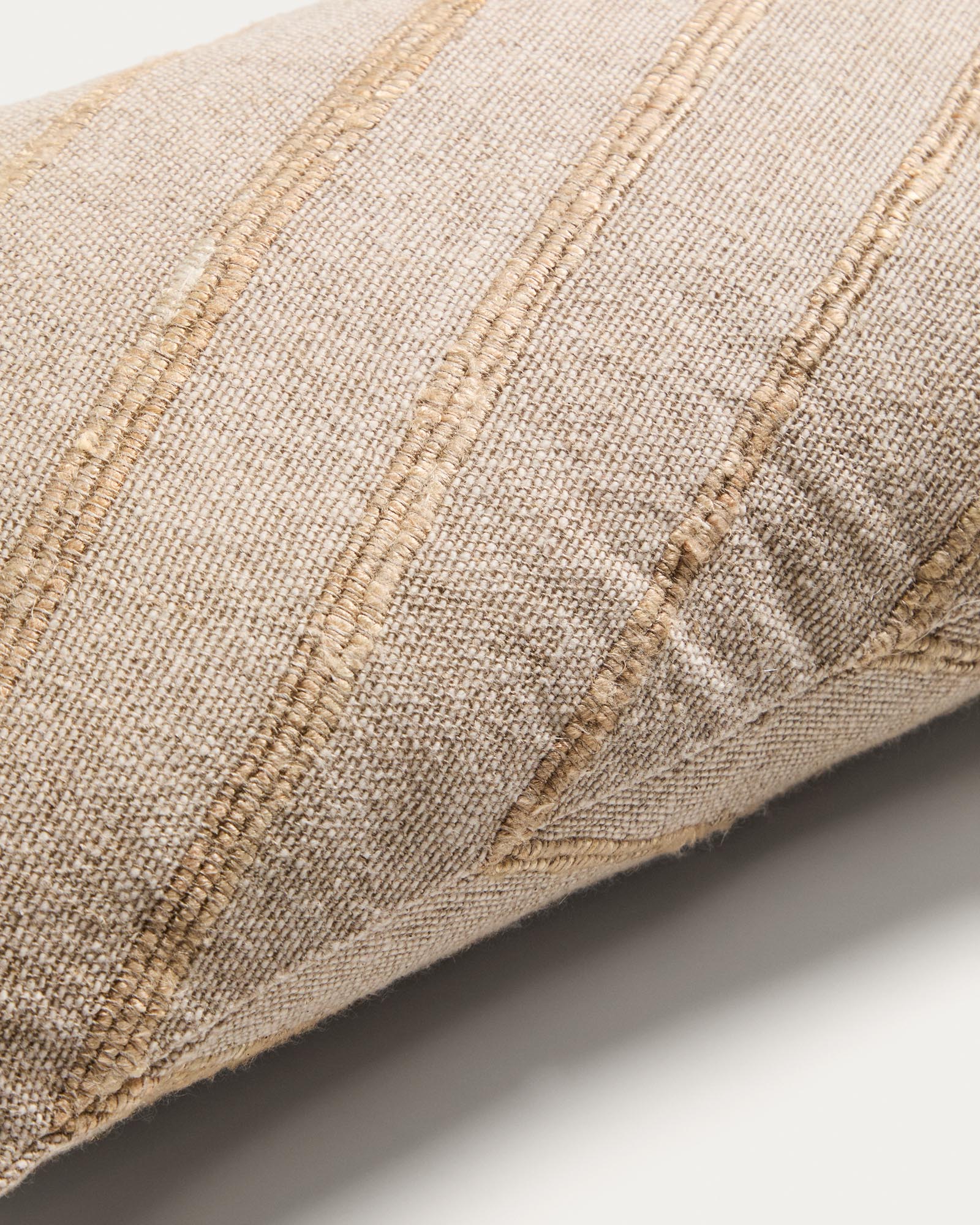 Eleganter Kissenbezug Riena in sanftem Beige, gefertigt aus hochwertiger Baumwolle und Viskose, ideal für stilvolle Wohnräume.