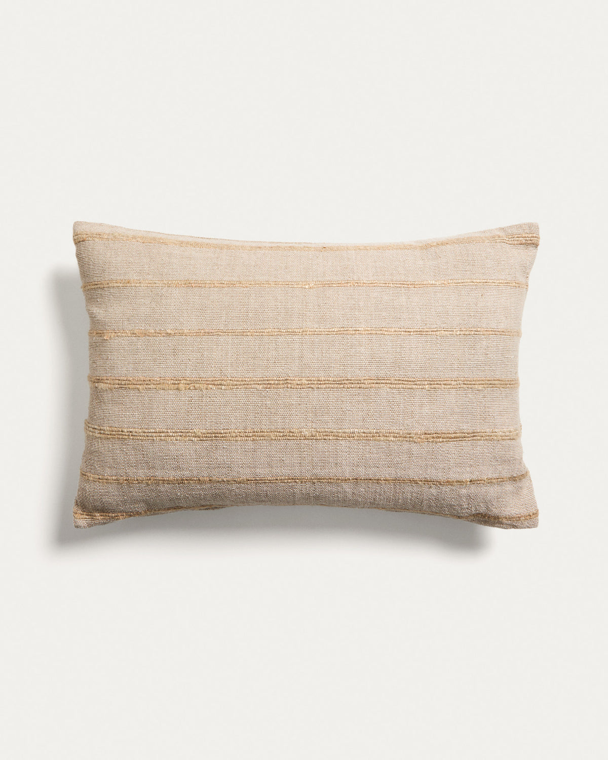 Kissenbezug Riena aus Baumwolle und Viskose in Beige, 40 x 60 cm in Beige präsentiert im Onlineshop von KAQTU Design AG. Deko Kissenbezug ist von Kave Home