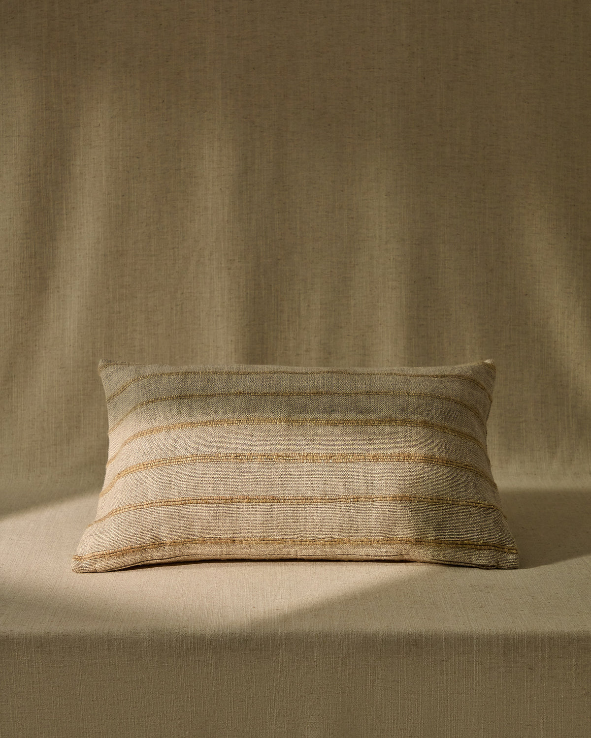 Kissenbezug Riena aus Baumwolle und Viskose in Beige, 40 x 60 cm in Beige präsentiert im Onlineshop von KAQTU Design AG. Deko Kissenbezug ist von Kave Home