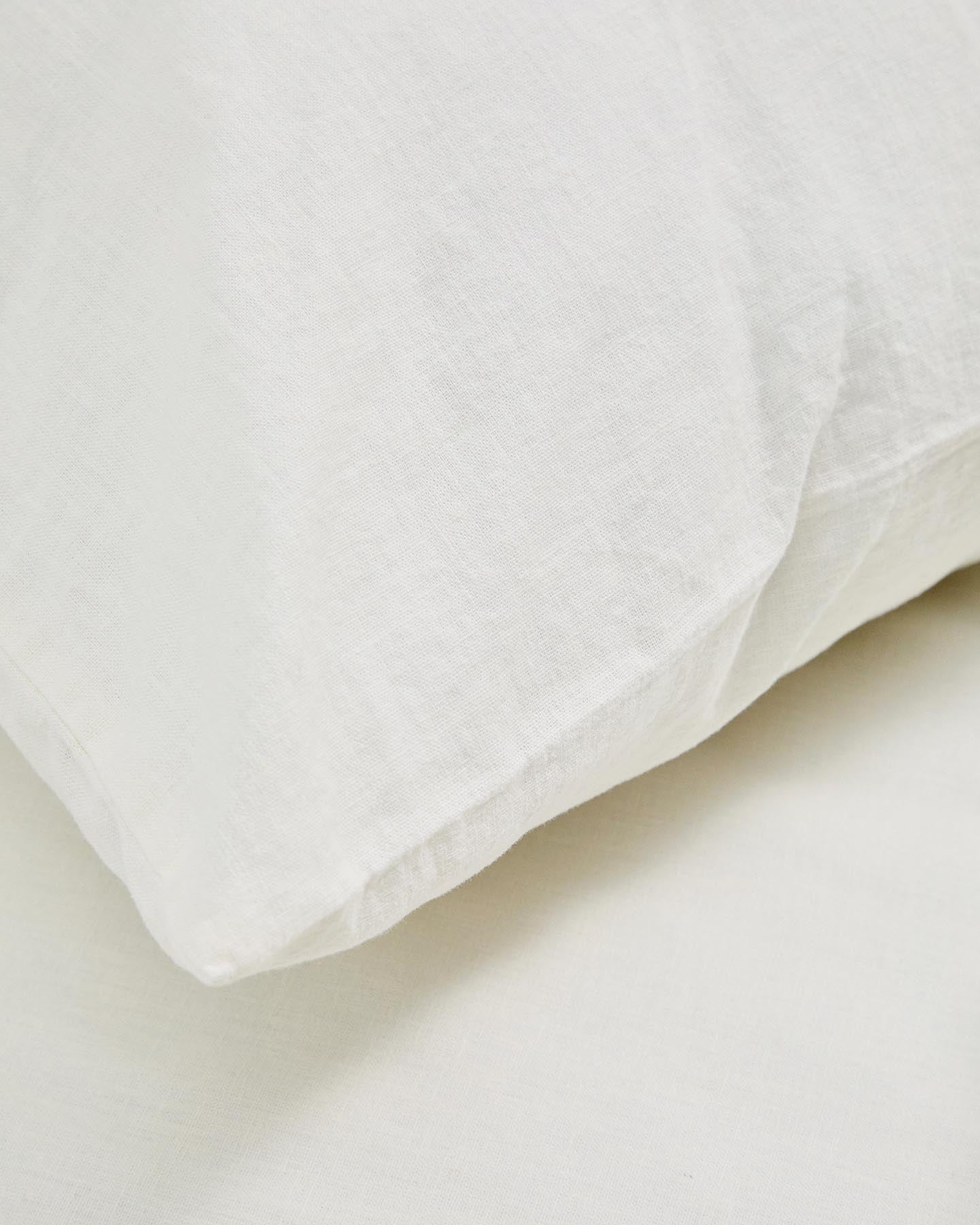 Set Simmel aus Bett- und Kopfkissenbezug aus Baumwolle und Leinen in Ecru für 180-cm-Betten in Ecru präsentiert im Onlineshop von KAQTU Design AG. Bettwäsche ist von Kave Home