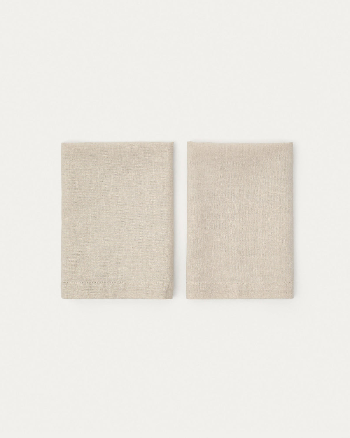 Set Aldine mit zwei Servietten aus Leinenmischung in Steingrau in Steinfarben präsentiert im Onlineshop von KAQTU Design AG. Servietten ist von Kave Home