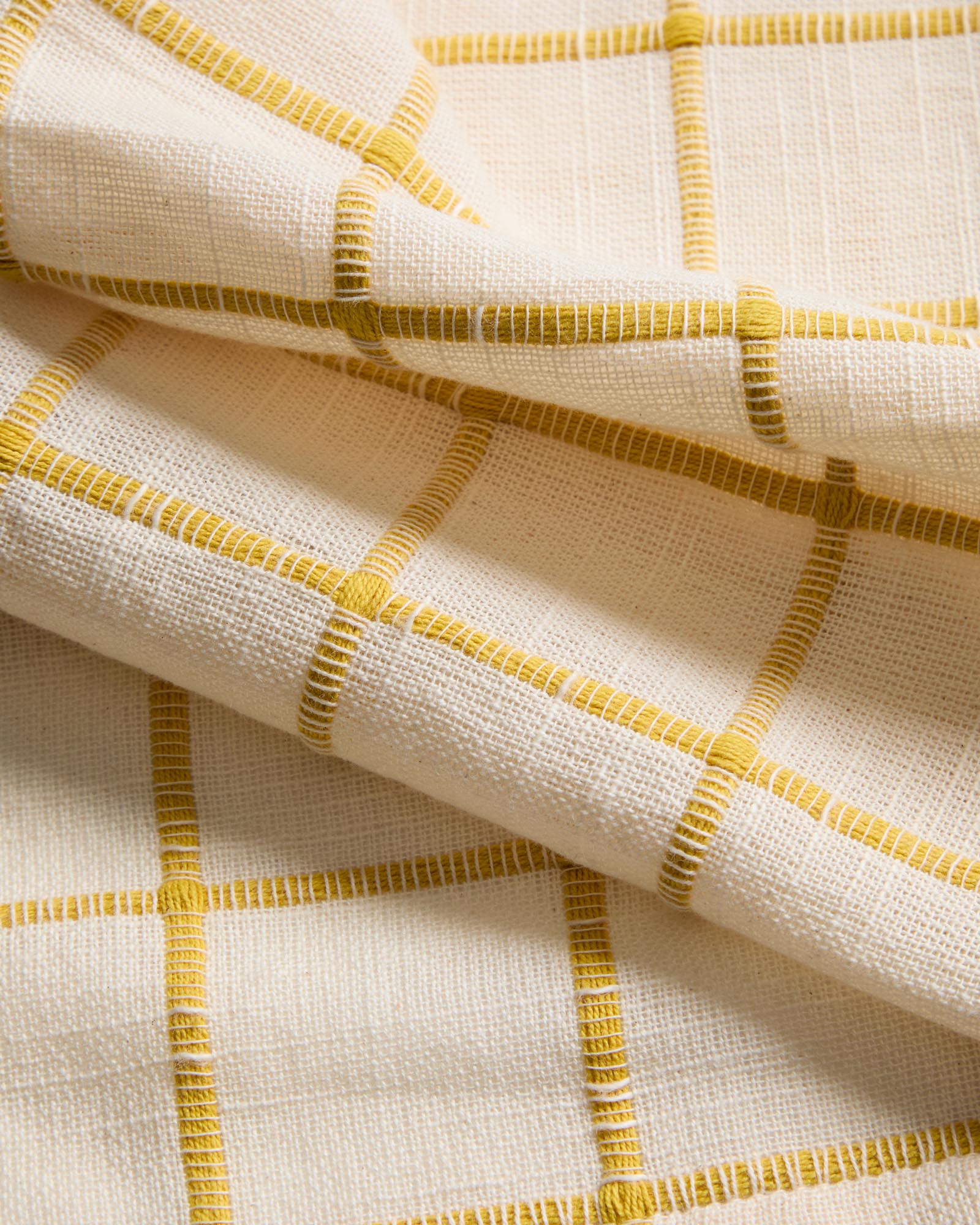 Elegantes Set mit zwei Tischsets in Écru, 35 x 50 cm, aus 100 % Baumwolle, verziert mit fröhlichen gelben Karos – ideal für stilvolle Tischdekoration.