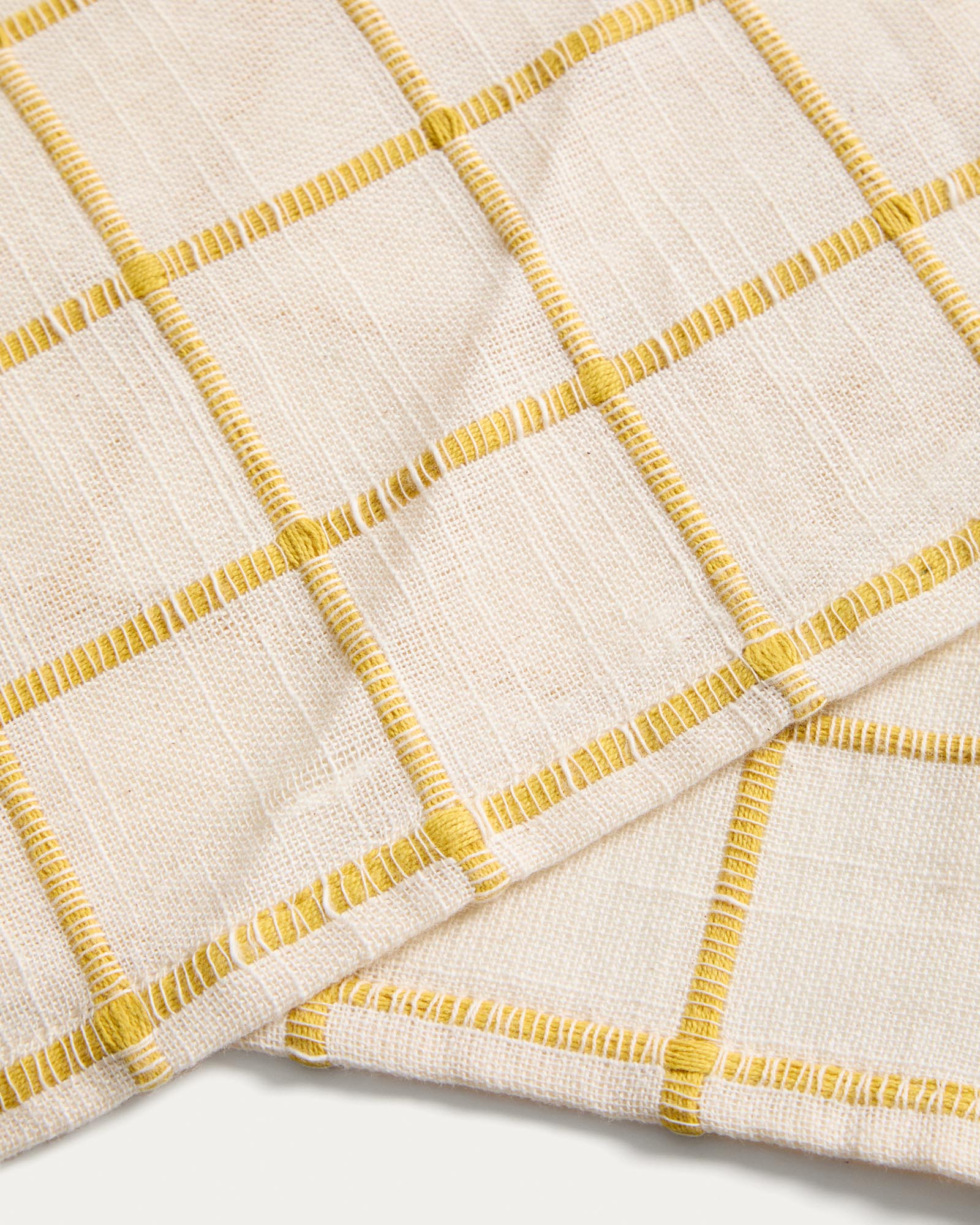 Eleganter Tischläufer Adesta in Écru mit gelben Karos, aus 100 % Baumwolle, ideal für stilvolle Tischdekorationen. Maße: 50 x 150 cm.