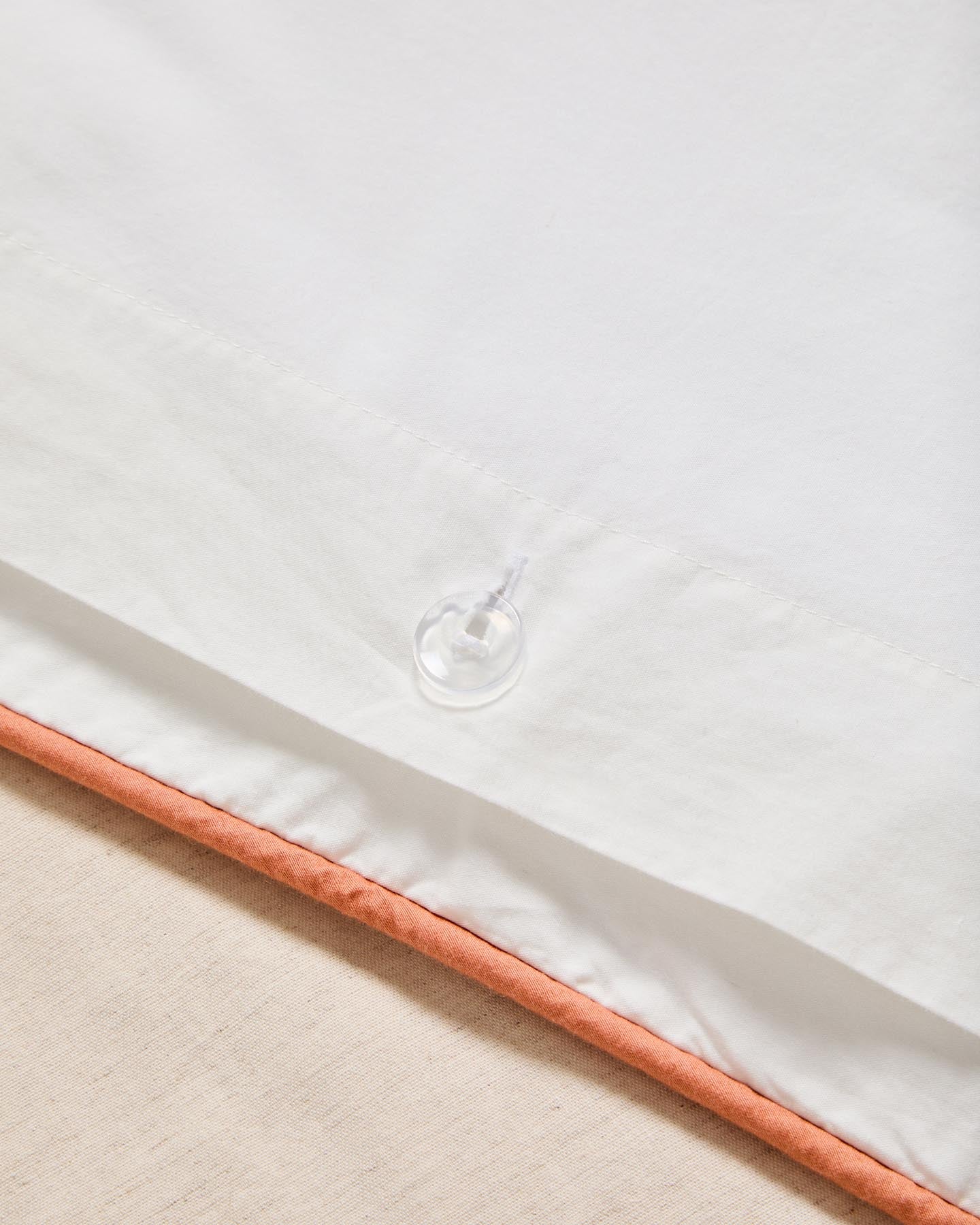 Set Virelda aus Bett- und Kopfkissenbezug aus Baumwolle und Leinen in Ecru Beige mit Stickereidetail für 150-cm-Betten in Beige präsentiert im Onlineshop von KAQTU Design AG. Bettwäsche ist von Kave Home