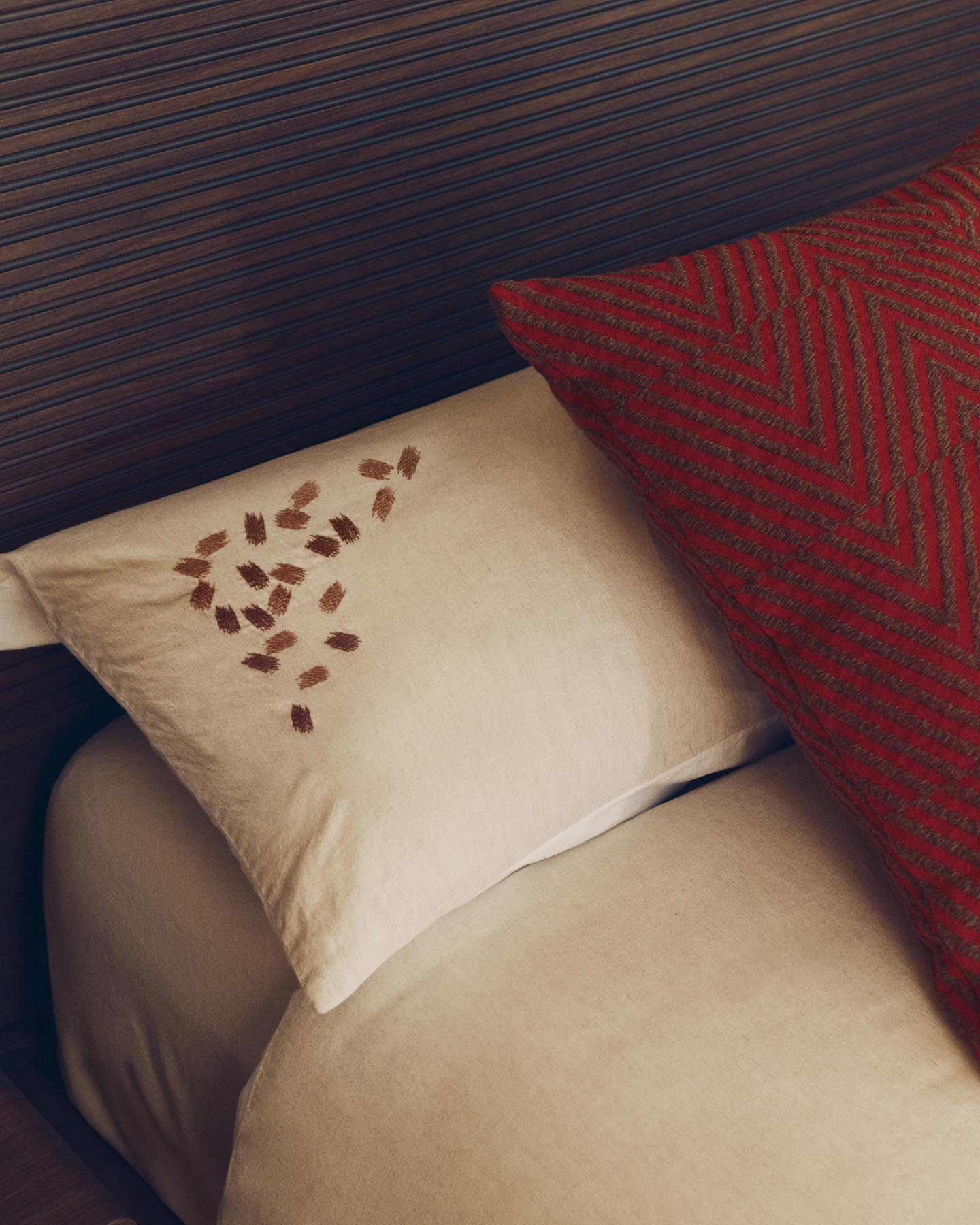 Set Virelda aus Bett- und Kopfkissenbezug aus Baumwolle und Leinen in Ecru Beige mit Stickereidetail für 150-cm-Betten in Beige präsentiert im Onlineshop von KAQTU Design AG. Bettwäsche ist von Kave Home