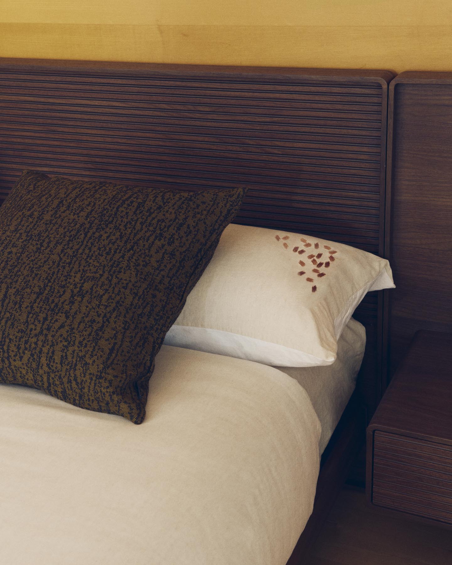 Set Virelda aus Bett- und Kopfkissenbezug aus Baumwolle und Leinen in Ecru Beige mit Stickereidetail für 150-cm-Betten in Beige präsentiert im Onlineshop von KAQTU Design AG. Bettwäsche ist von Kave Home