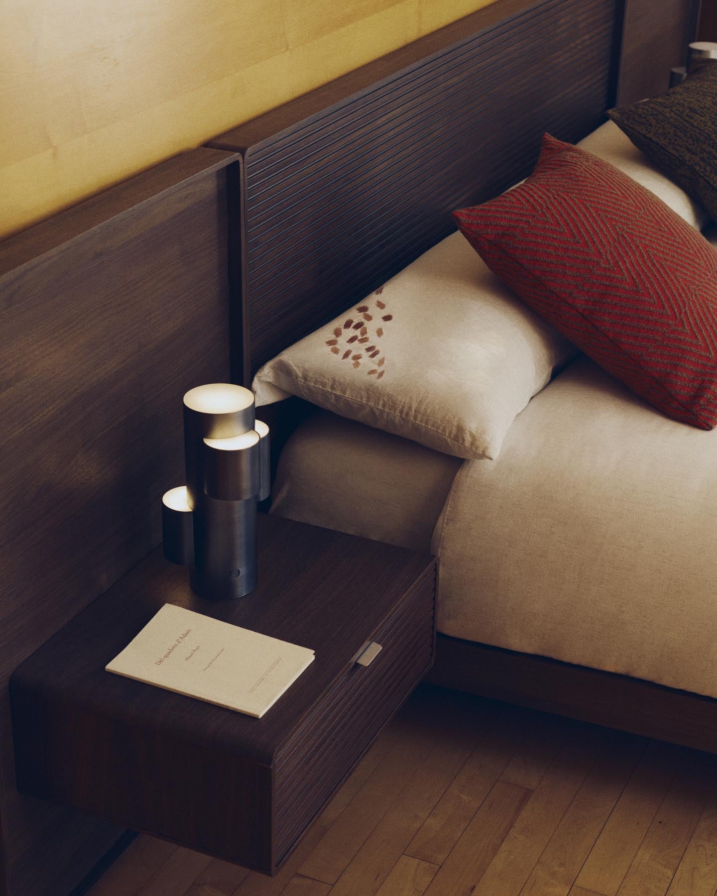 Set Virelda aus Bett- und Kopfkissenbezug aus Baumwolle und Leinen in Ecru Beige mit Stickereidetail für 150-cm-Betten in Beige präsentiert im Onlineshop von KAQTU Design AG. Bettwäsche ist von Kave Home