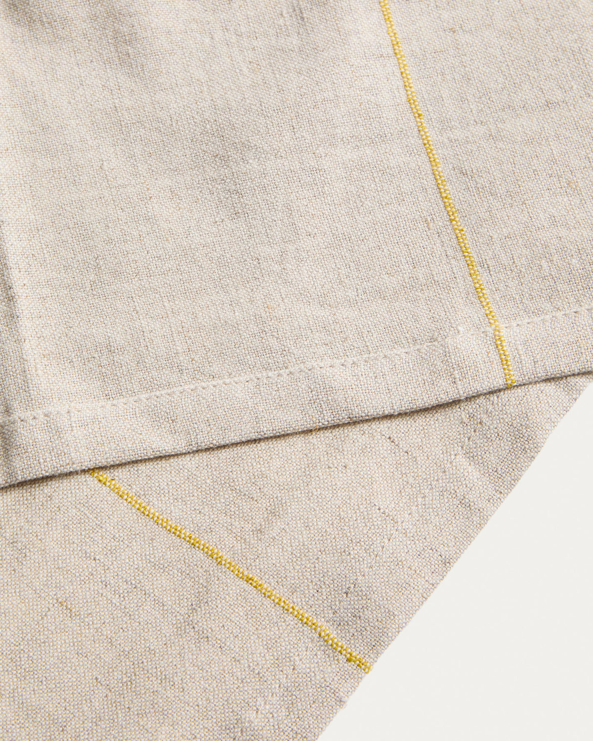 Tischläufer Ulaen aus Baumwolle und Leinen in Beige mit gelben Streifen, 50 x 150 cm in Gelb präsentiert im Onlineshop von KAQTU Design AG. Tischdecke ist von Kave Home