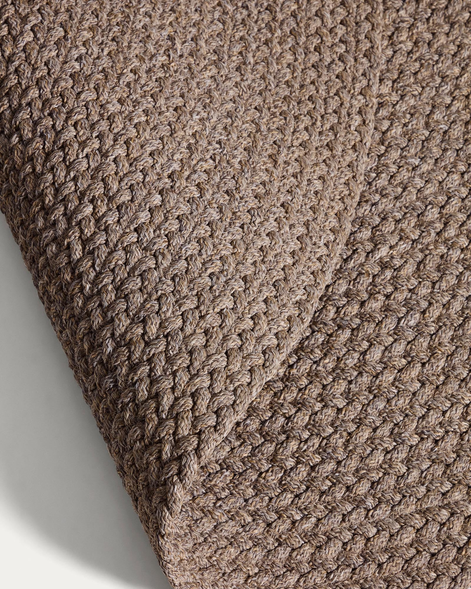 Beiger Teppich Despas von Kave Home, 160 x 230 cm, aus robusten Synthetikfasern, perfekt für elegante Outdoor-Bereiche und Terrassen.
