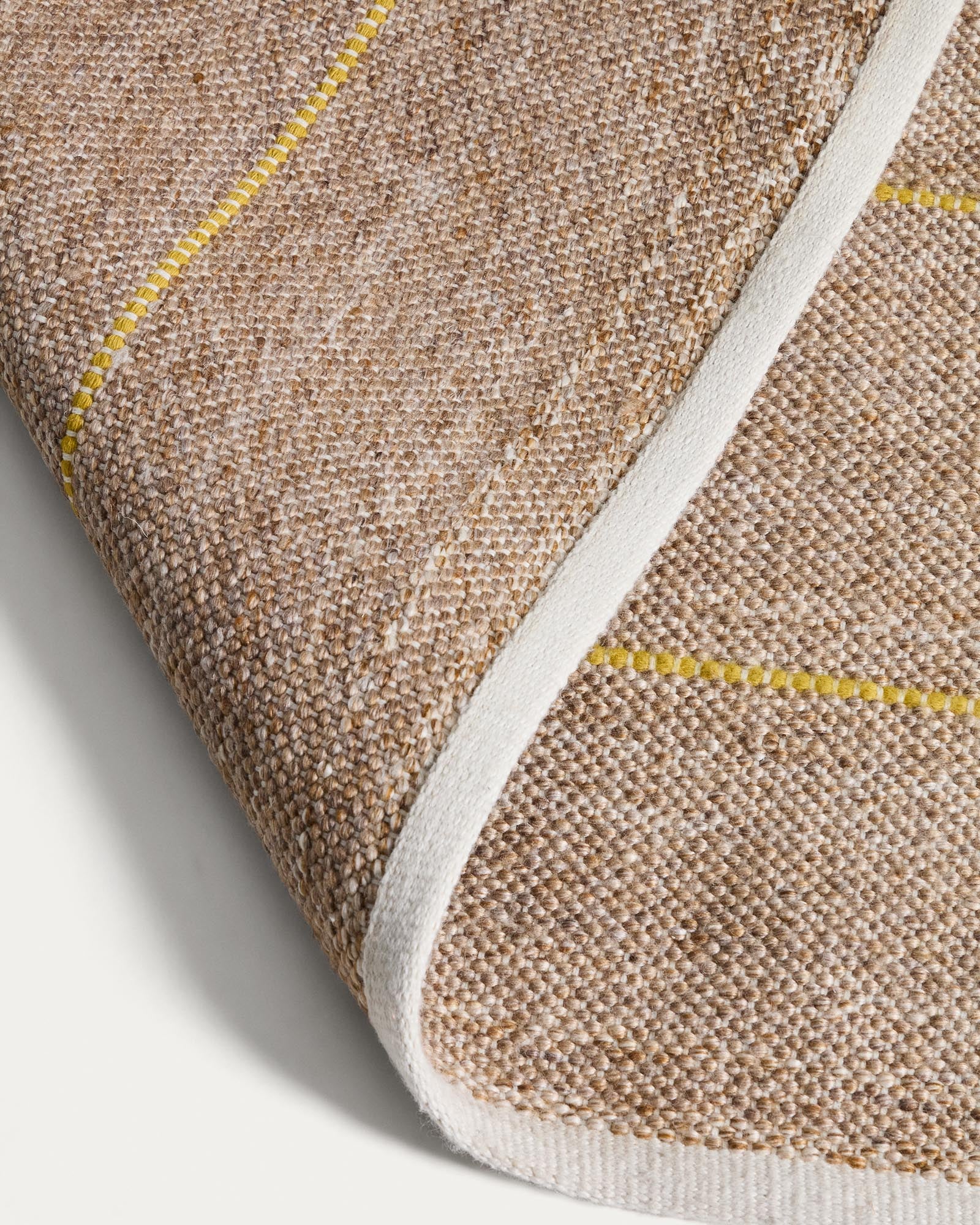 Beiger Outdoor Teppich Denu von Kave Home, 200 x 300 cm, aus 100 % recyceltem PET, ideal für Terrassen und Gärten, strapazierfähig und leicht zu reinigen.