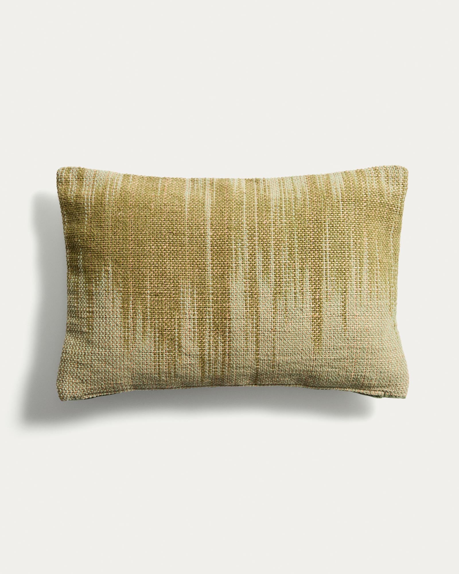 Kissenbezug Liroda aus Jute mit grüner Ikat-Grafik 40 x 60 cm in Grün präsentiert im Onlineshop von KAQTU Design AG. Gartenkissen ist von Kave Home