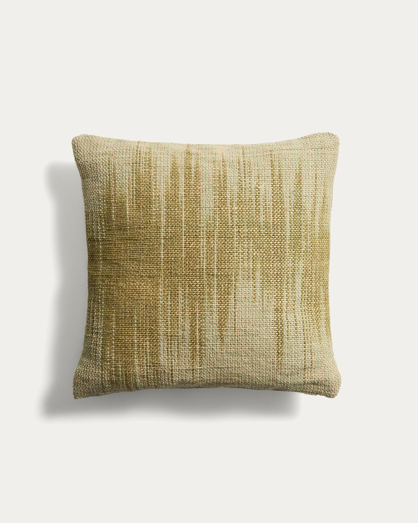 Kissenbezug Liroda aus Jute mit grüner Ikat-Grafik 50 x 50 cm in Grün präsentiert im Onlineshop von KAQTU Design AG. Gartenkissen ist von Kave Home