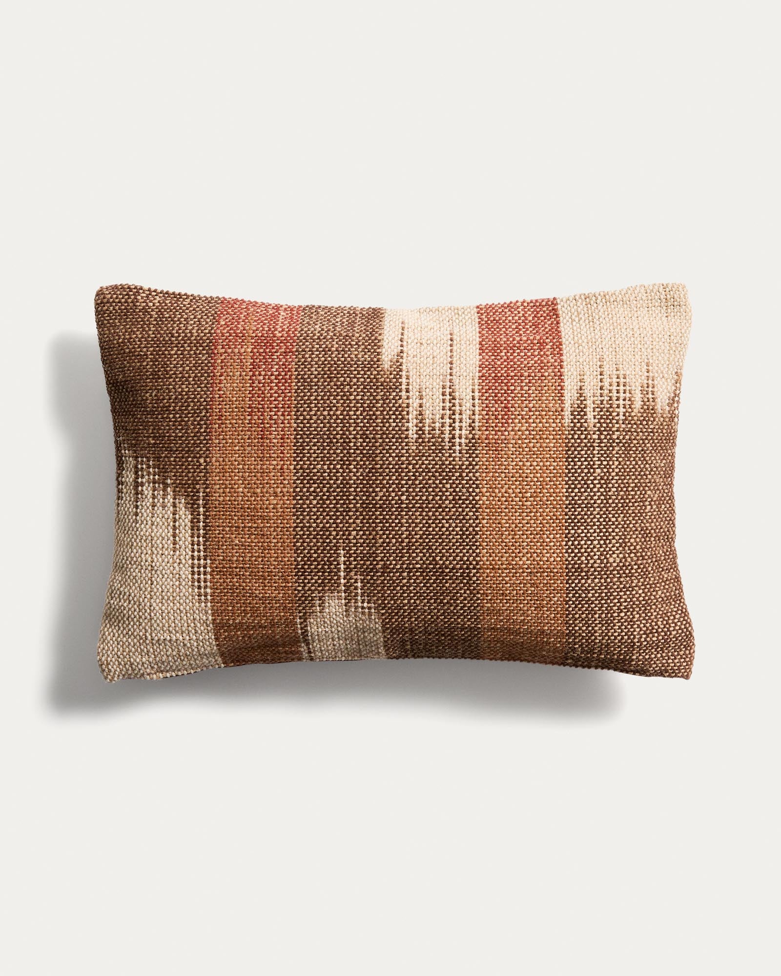 Kissenbezug Domira aus Jute mit mehrfarbiger Ikat-Grafik 40 x 60 cm in Mehrfarbig präsentiert im Onlineshop von KAQTU Design AG. Gartenkissen ist von Kave Home